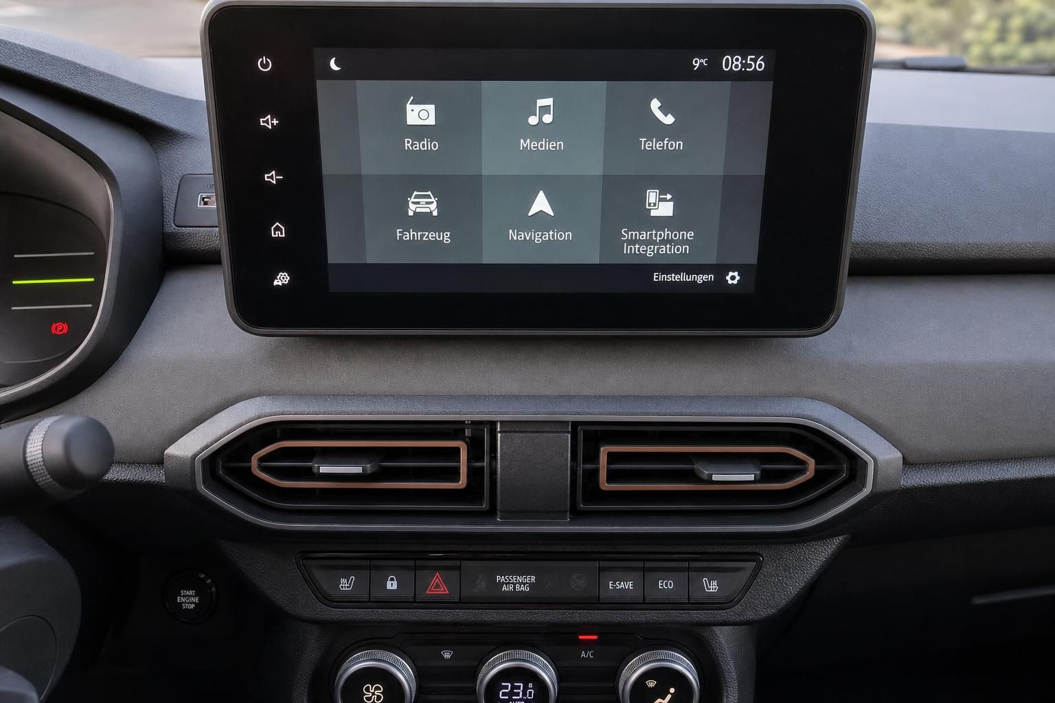 Touchscreen-Infotainmentsystem mit Navigation und Klimaanlage im Fahrzeug-Armaturenbrett