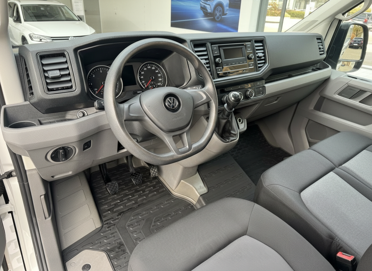 VW Crafter Innenraum mit Lenkrad, Schalthebel und Armaturenbrett in grau