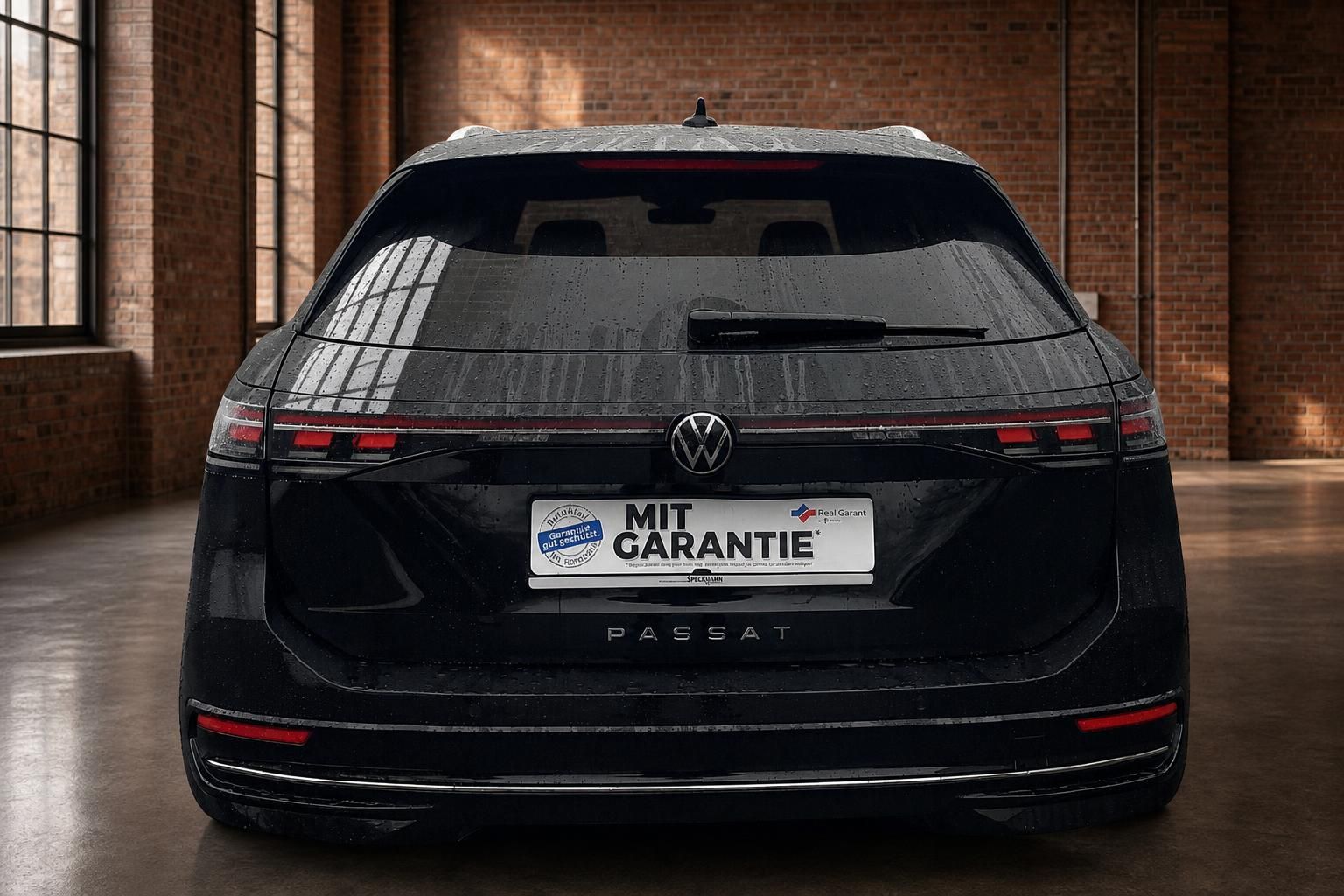 VW Passat Variant schwarz Heckansicht frontal mit VW Emblem