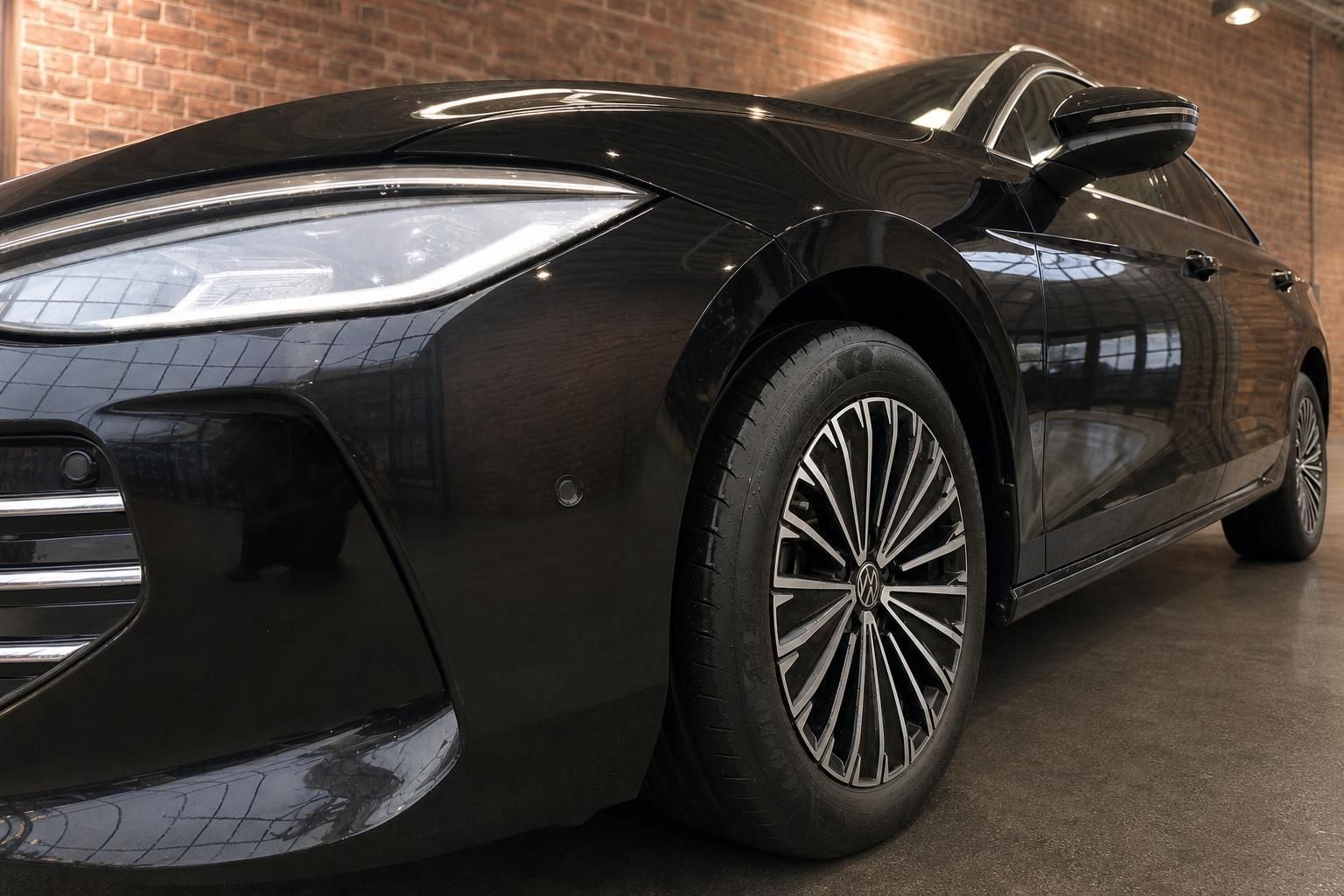 VW Passat Seitenansicht Front mit Felge und LED-Scheinwerfer Detail
