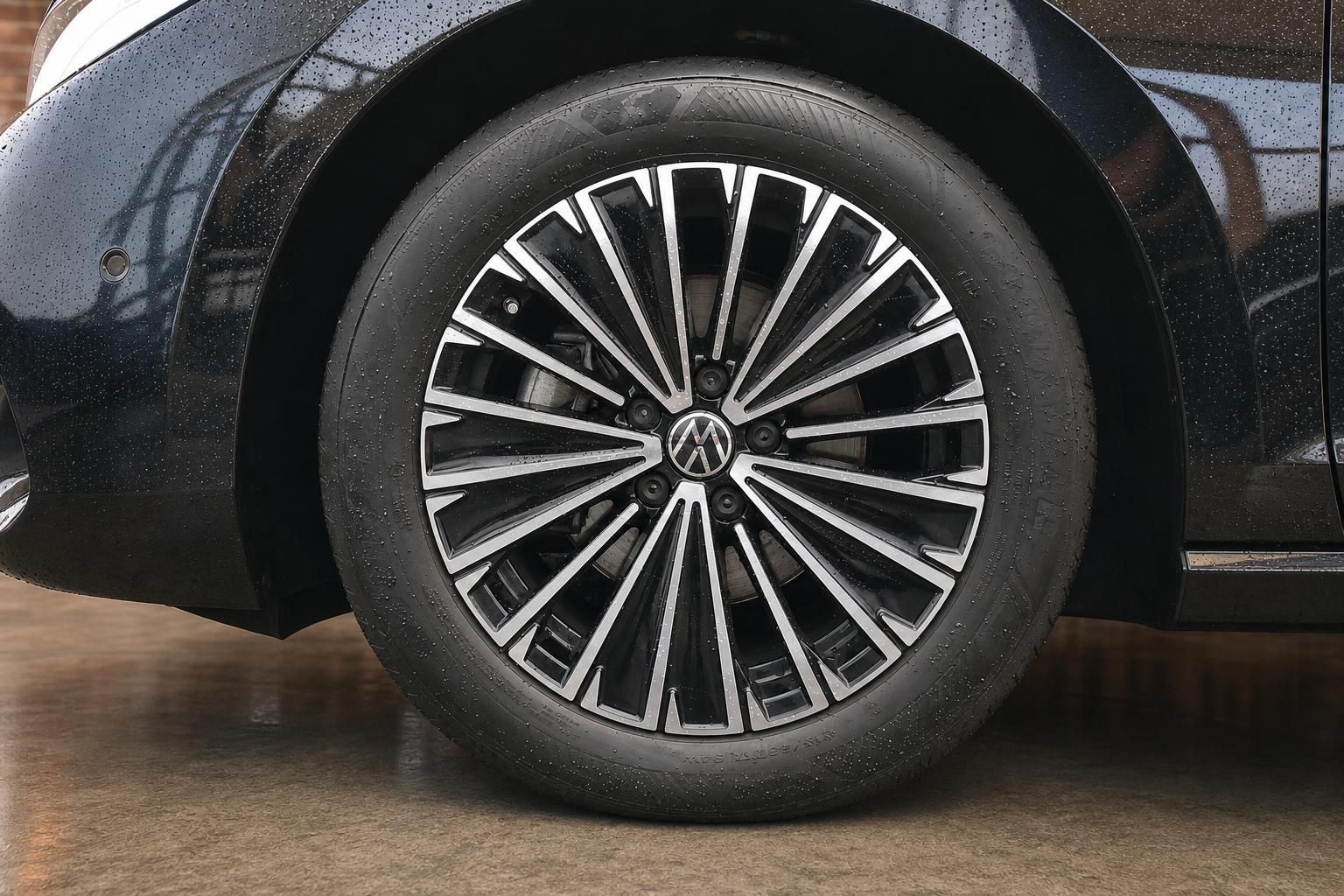 Detailansicht Leichtmetallfelge und Reifen des VW Passat in Schwarz