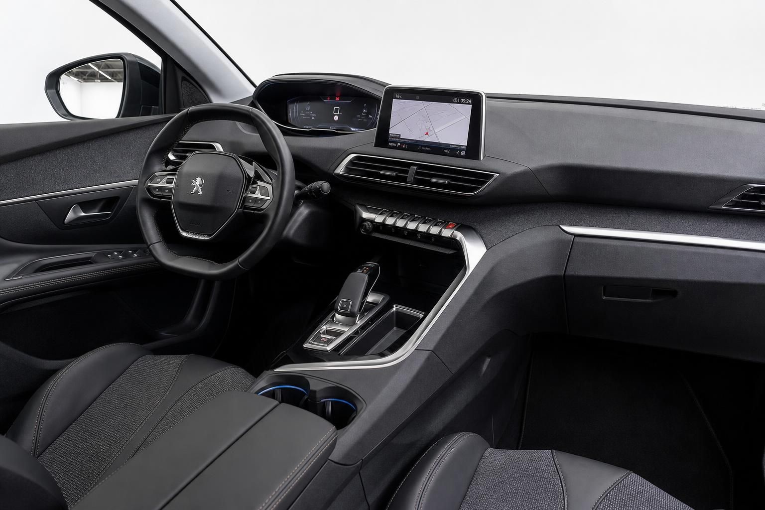 Peugeot Innenraum Cockpit mit Lenkrad und Navigationssystem