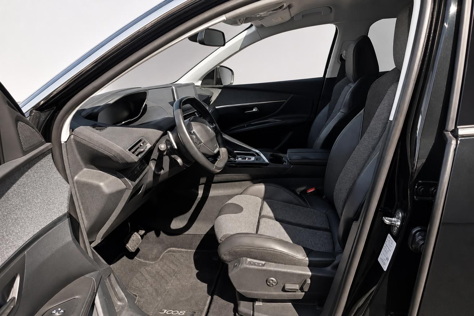 Peugeot 3008 Innenraum: Fahrersitz und Cockpit durch geoeffnete Tuer