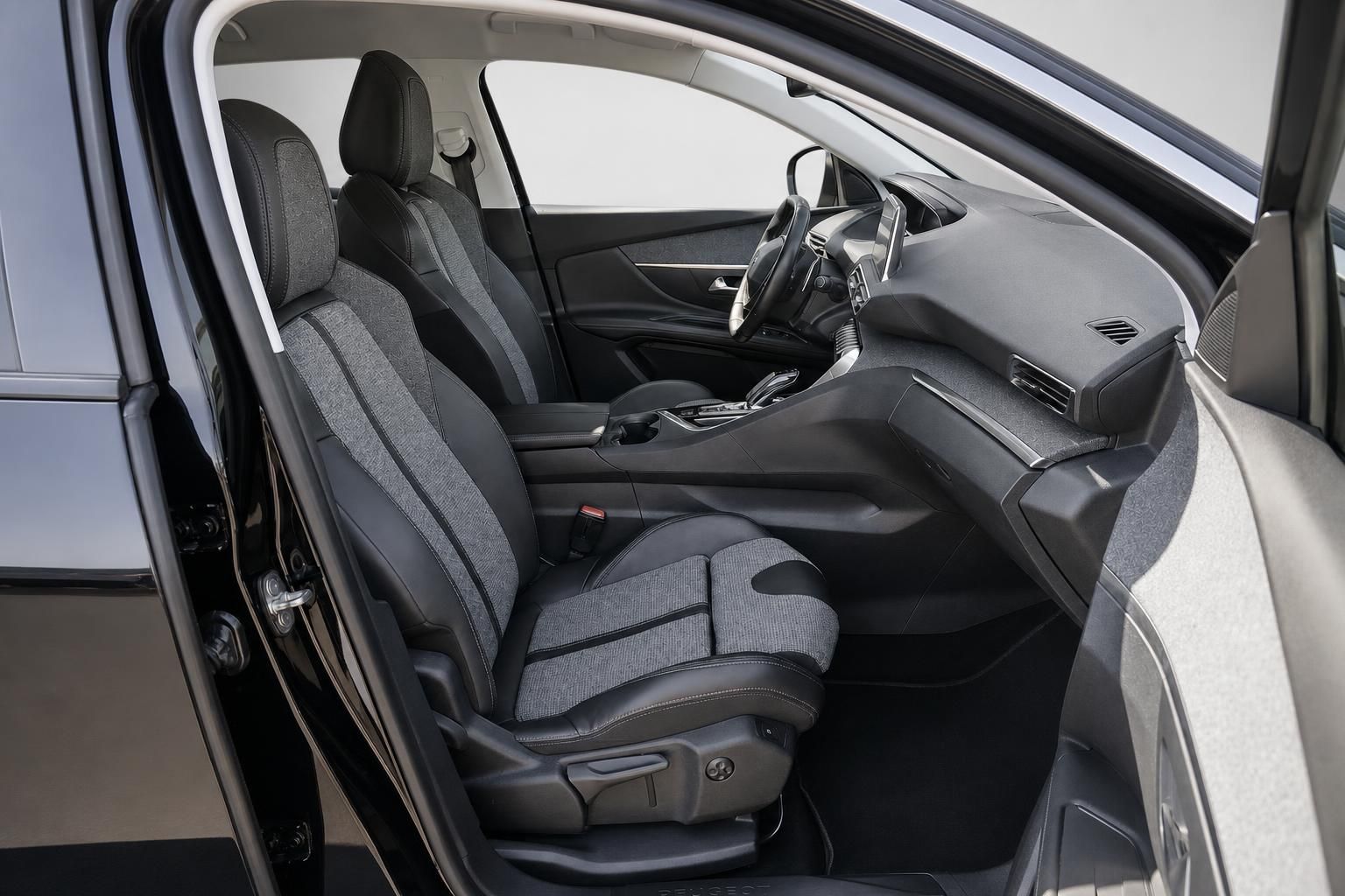 Peugeot Innenraum: Vordersitze und Armaturenbrett durch geoeffnete Tuer