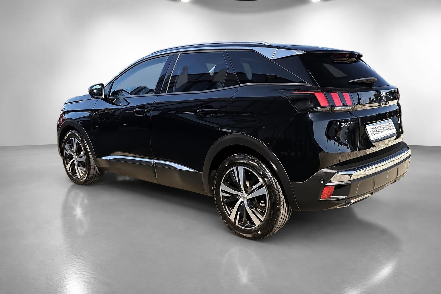 Peugeot 3008 schwarz Heckansicht seitlich im Studio