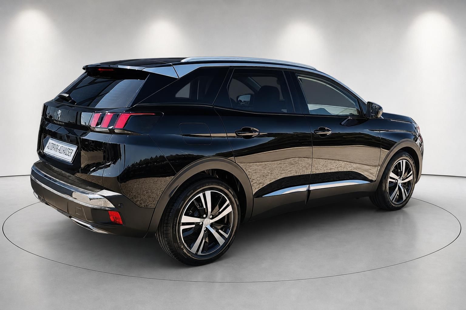 Peugeot 3008 schwarz Heckansicht auf Drehteller im Studio