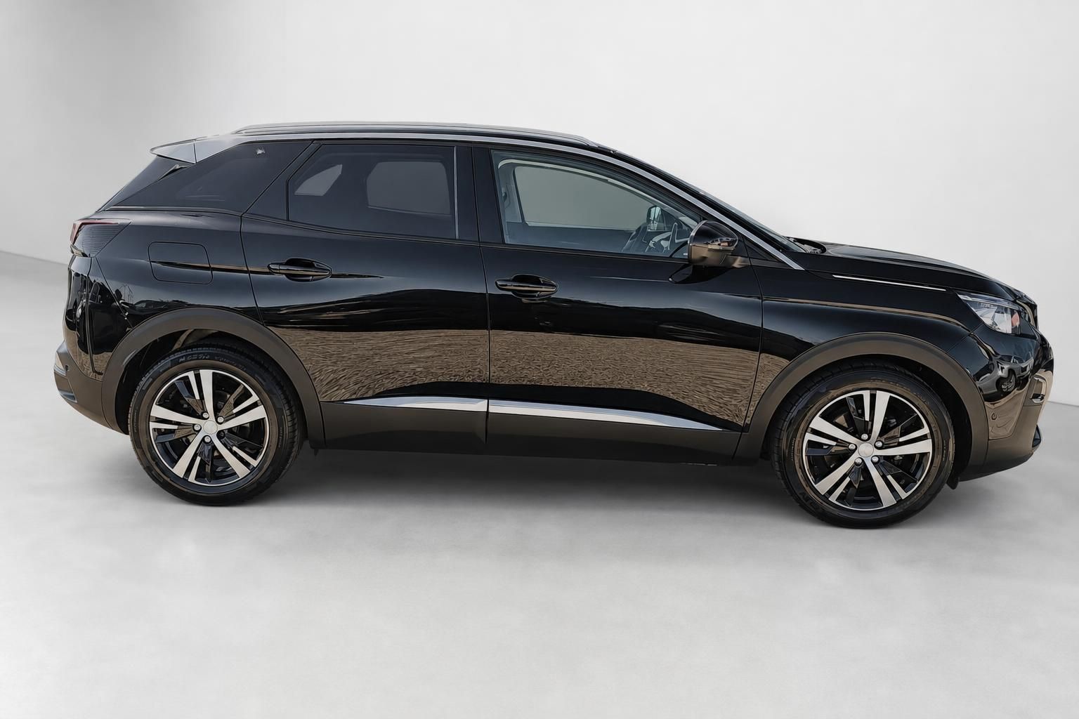 Peugeot 3008 schwarz Seitenansicht im Fotostudio