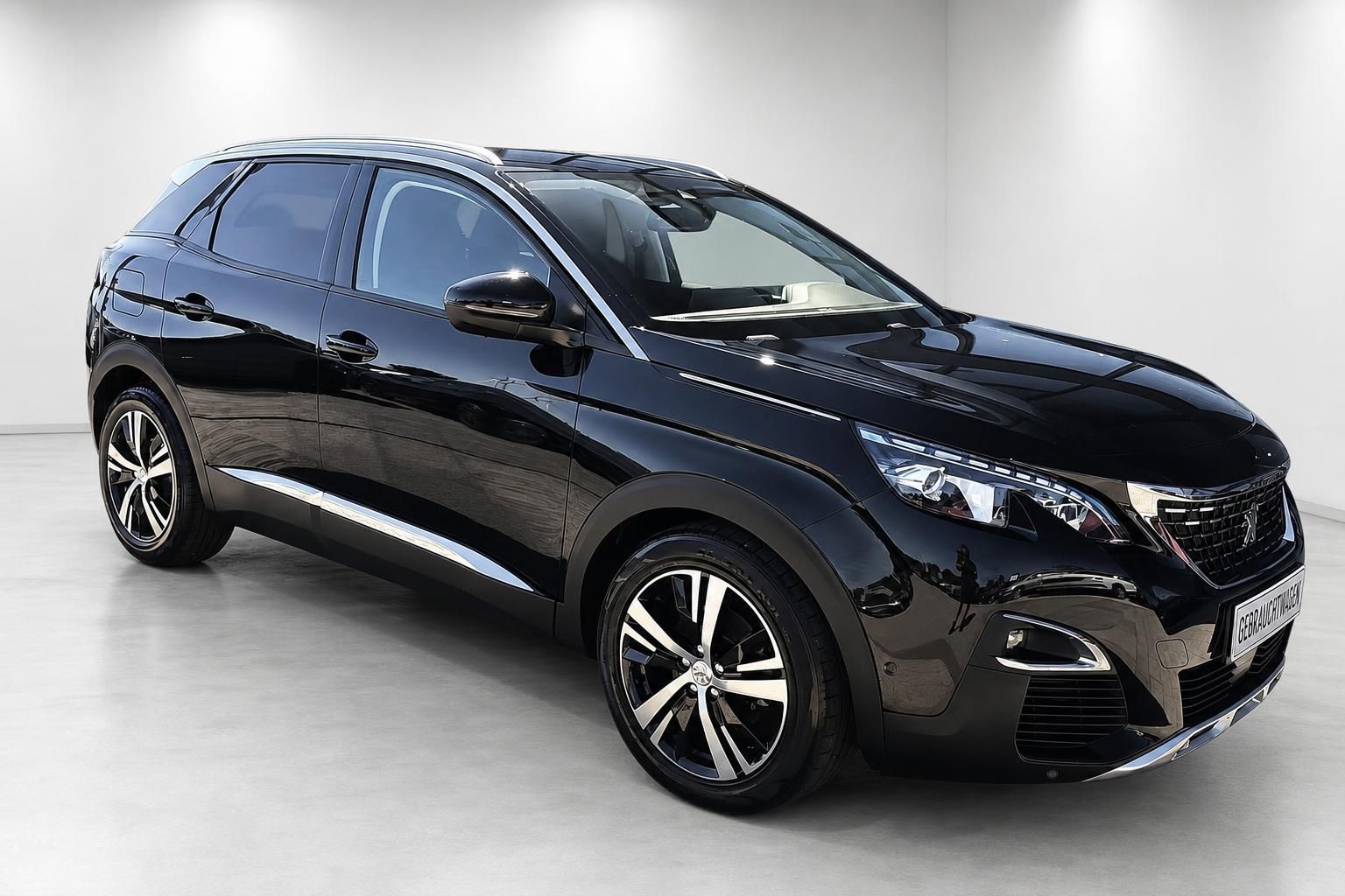 Peugeot 3008 schwarz Frontansicht schraeg im Studio