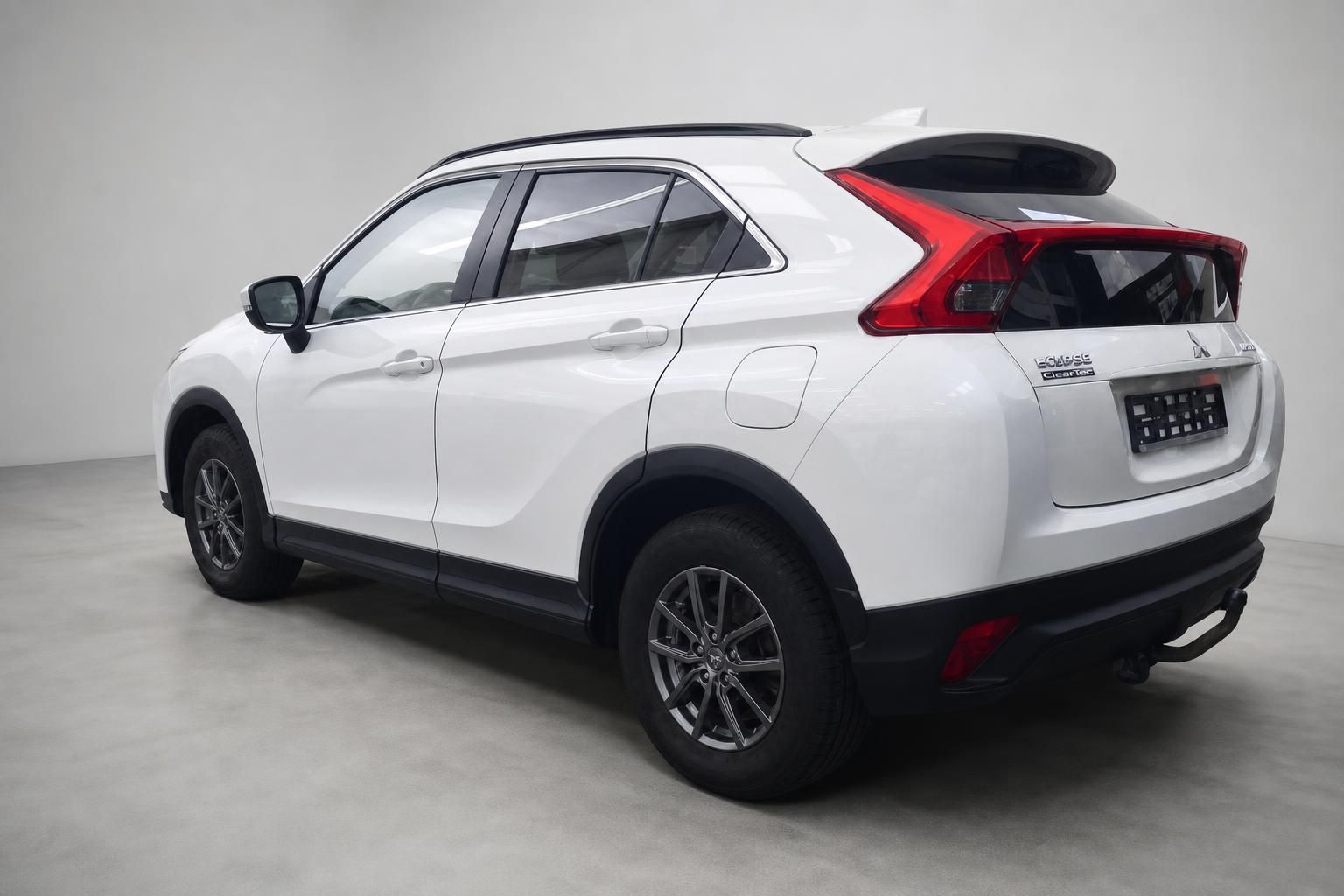 Mitsubishi Eclipse Cross weiss Heckansicht schraeg rechts mit Anhaengerkupplung