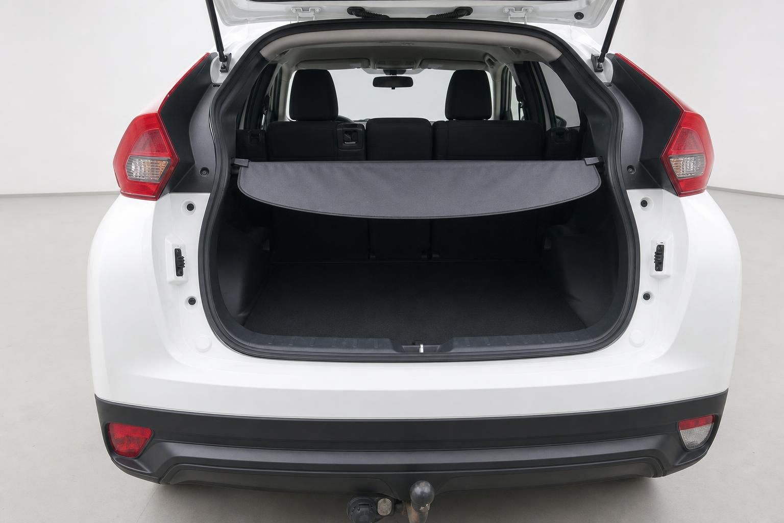 Mitsubishi Eclipse Cross weißer SUV Kofferraum offen Laderaumabdeckung Anhängerkupplung