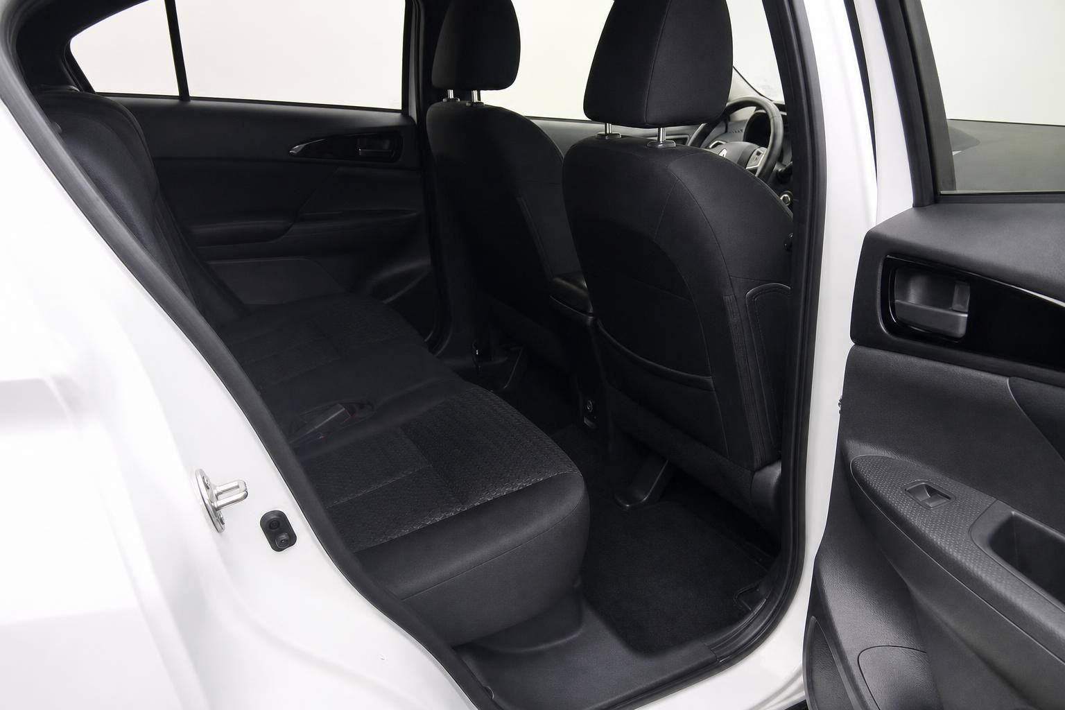 Mitsubishi Eclipse Cross Rücksitzbank schwarzer Stoffbezug Innenraum hinten