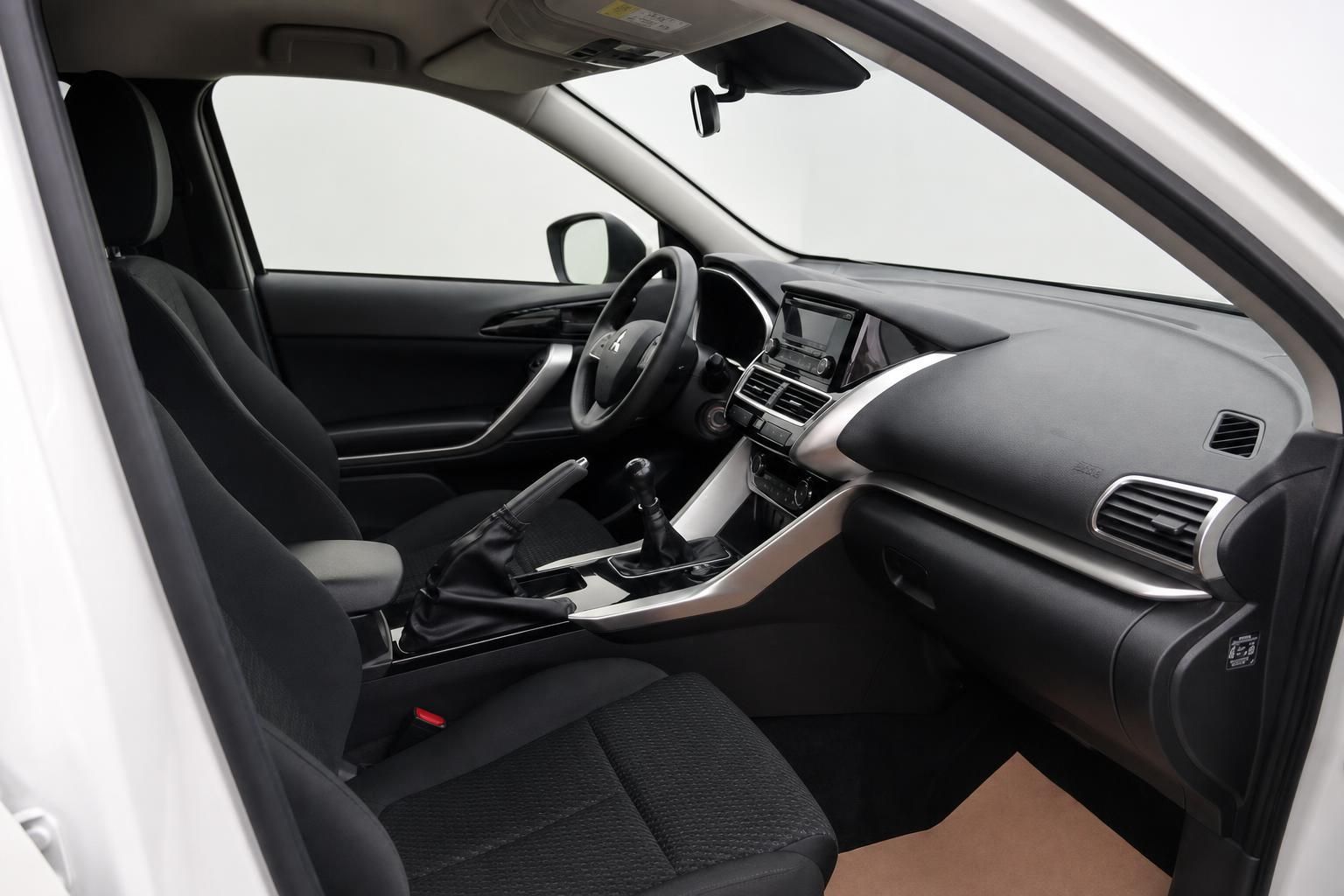 Mitsubishi Eclipse Cross Innenraum Cockpit Fahrersitz Lenkrad Schaltgetriebe Mittelkonsole