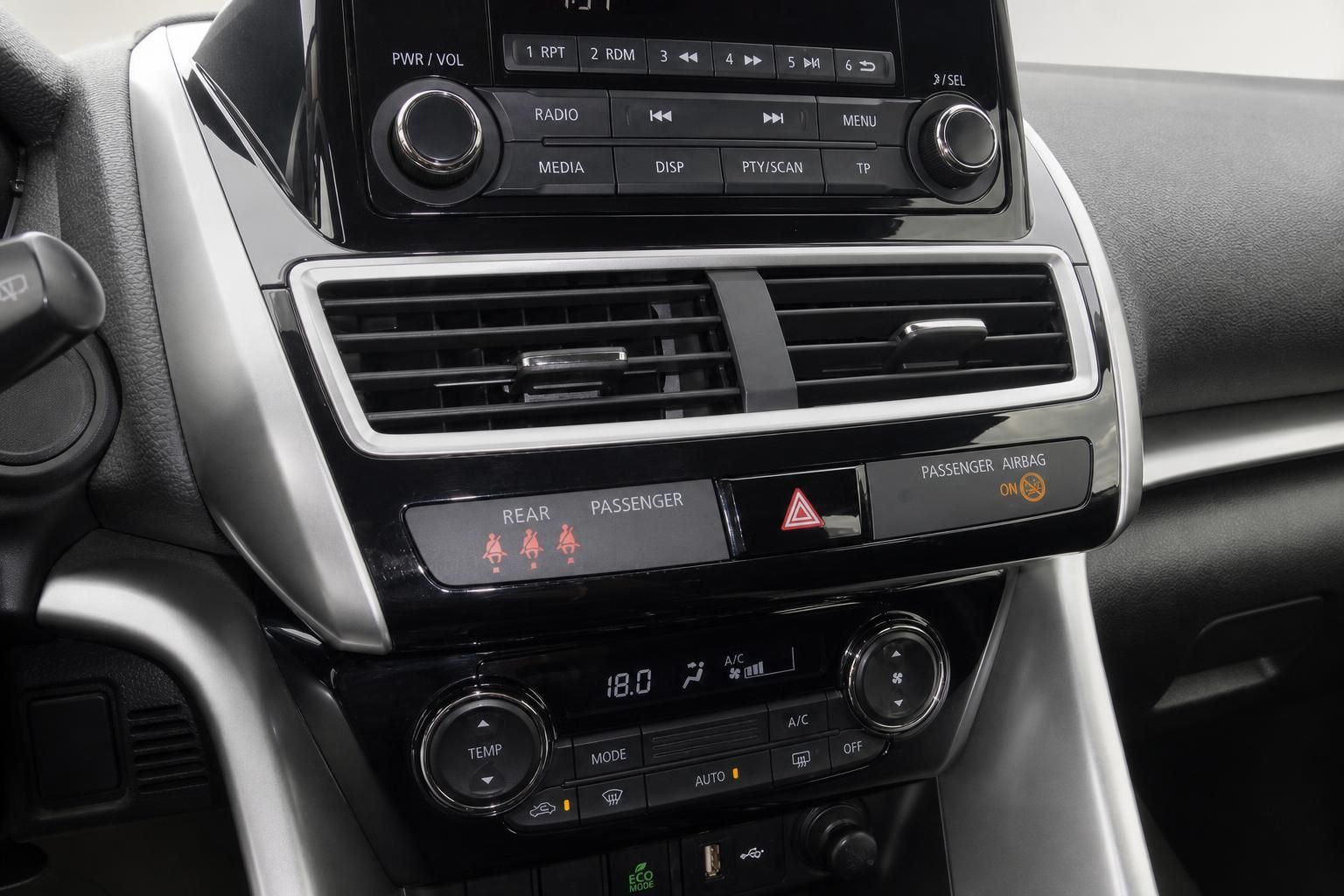Mitsubishi Eclipse Cross Mittelkonsole Radio Klimaanlage Lüftungsdüsen Bedienelemente Innenraum