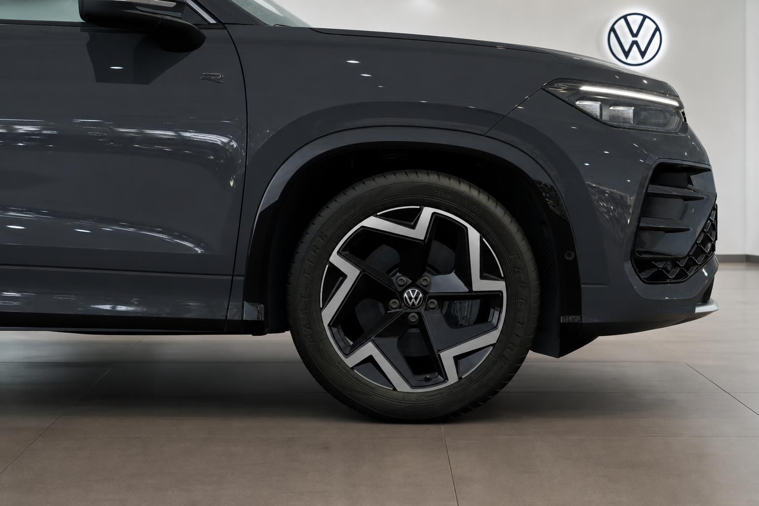 VW Tayron Detailansicht Felge und Frontstoßstange in Grau