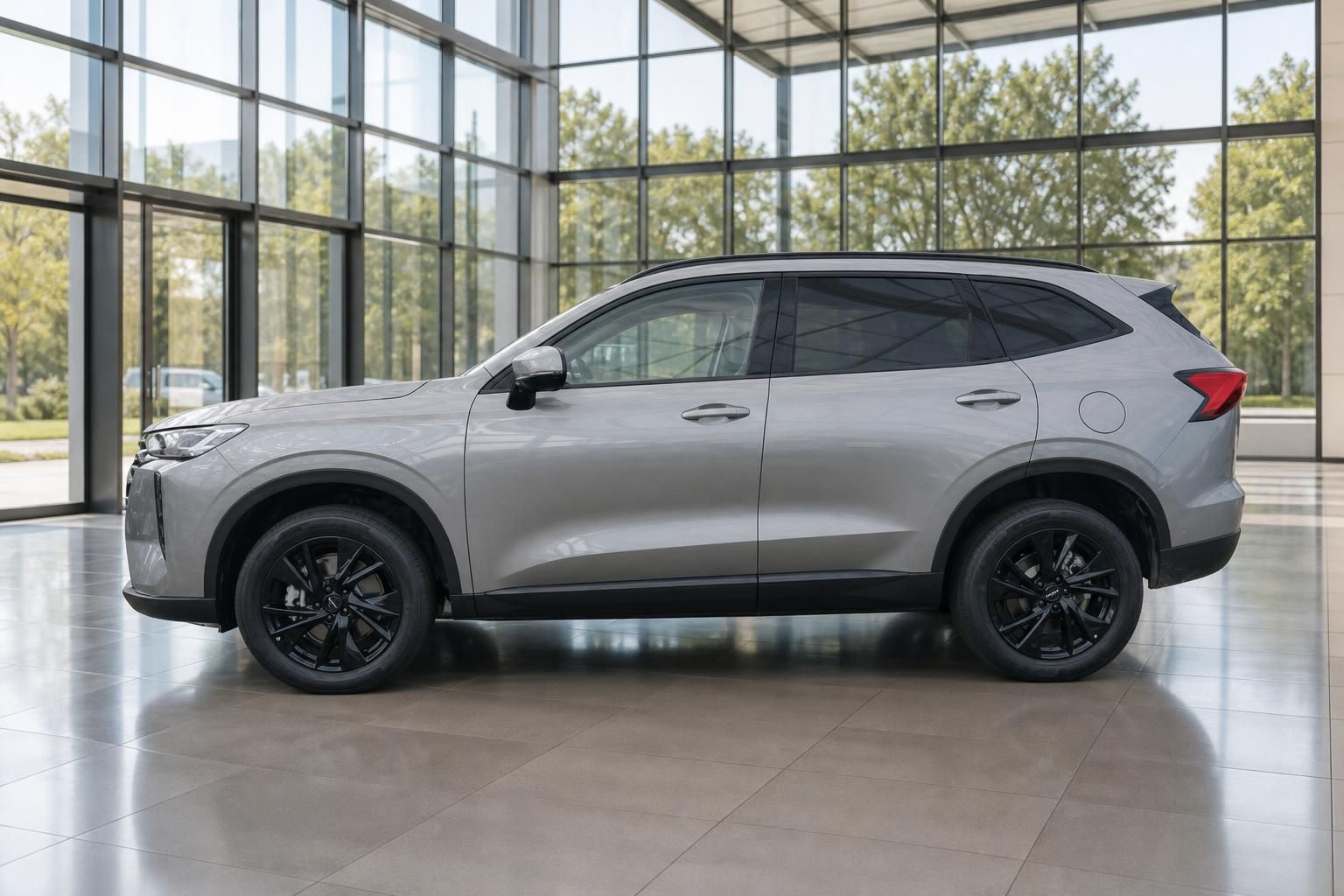 GWM Haval H6 SUV Silber, Seitenansicht im Glas-Showroom