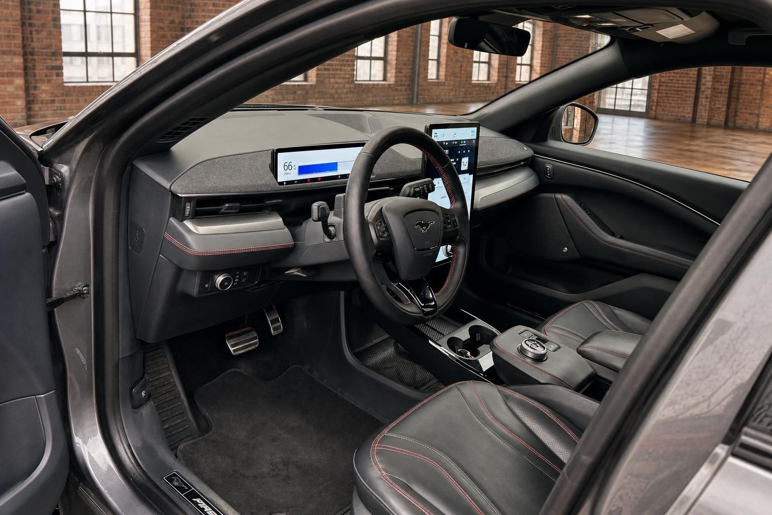 Ford Mustang Mach-E Innenraum Cockpit mit Lederausstattung
