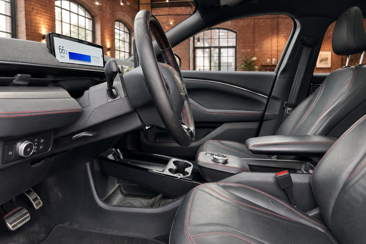 Ford Mustang Mach-E Fahrerbereich mit Ledersitzen und Mittelkonsole im Detail