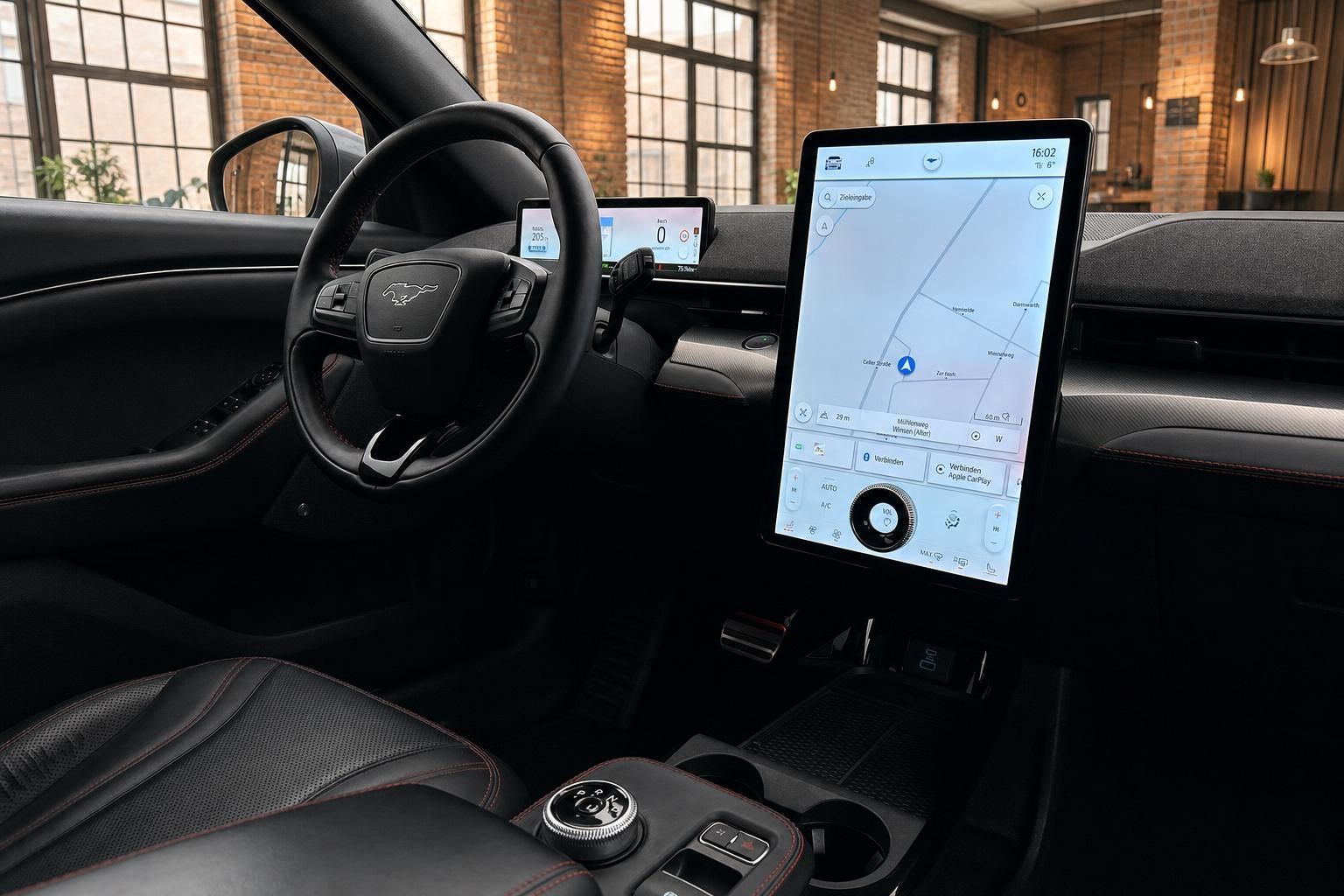 Ford Mustang Mach-E Innenraum mit grossem Touchscreen und Navigationssystem