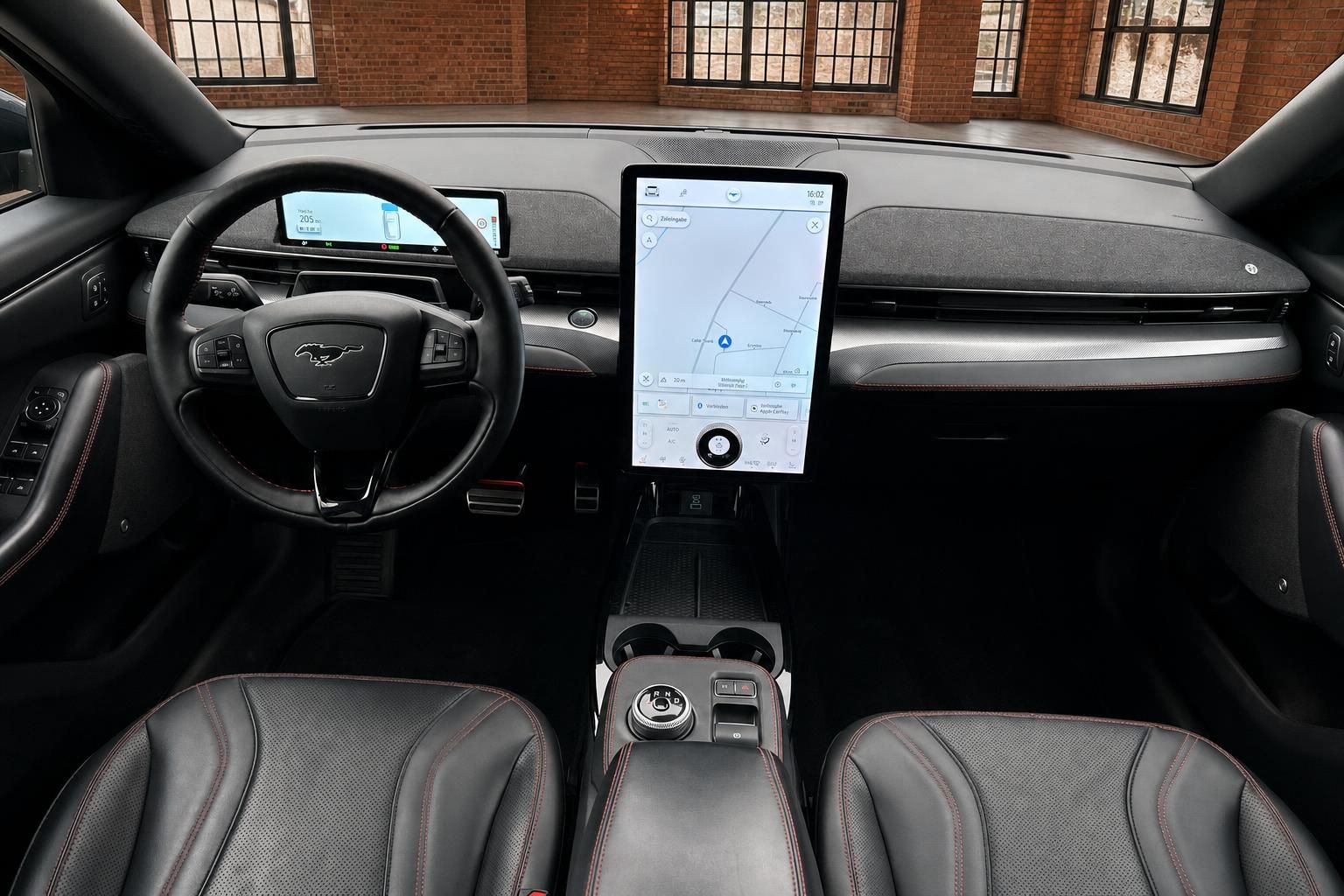 Ford Mustang Mach-E Cockpit Frontansicht mit Lenkrad und Infotainment-Display