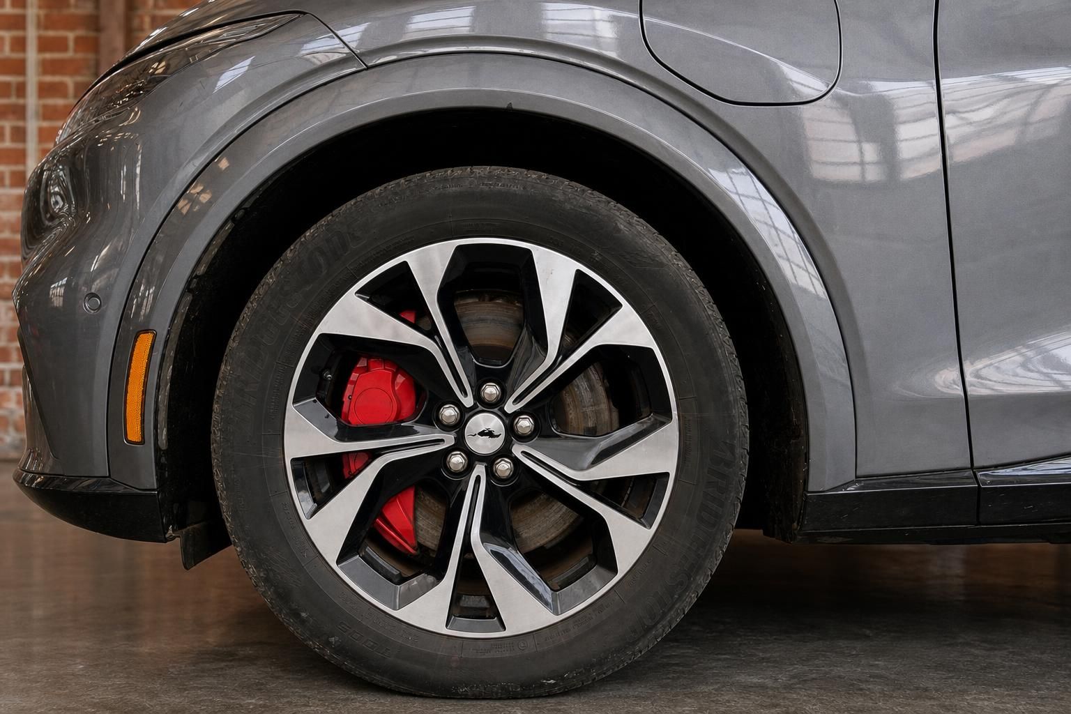 Ford Mustang Mach-E Leichtmetallfelge mit roter Bremssattel Nahaufnahme