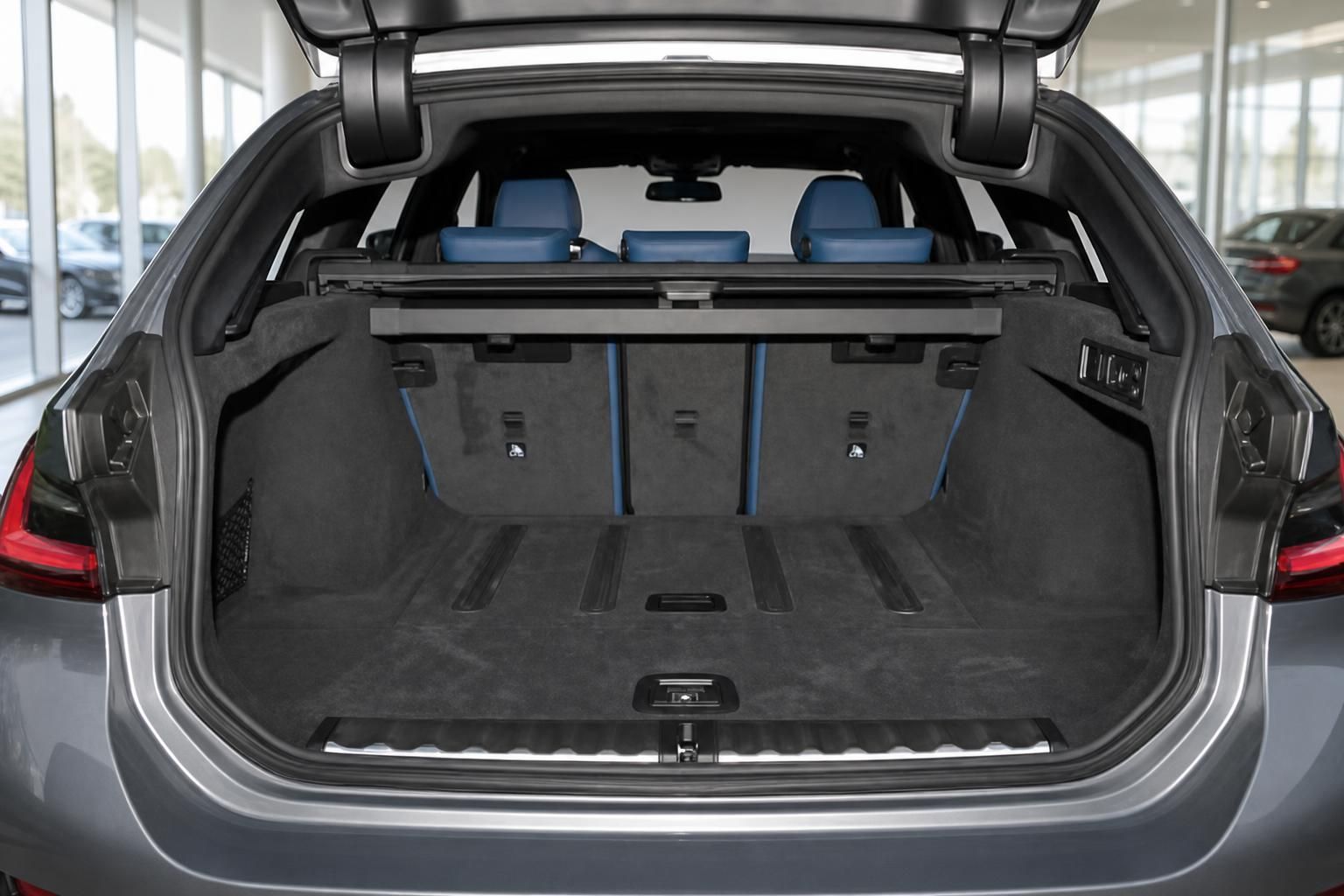 BMW Touring Kofferraum geöffnet mit blauem Leder-Interieur und großem Laderaumvolumen