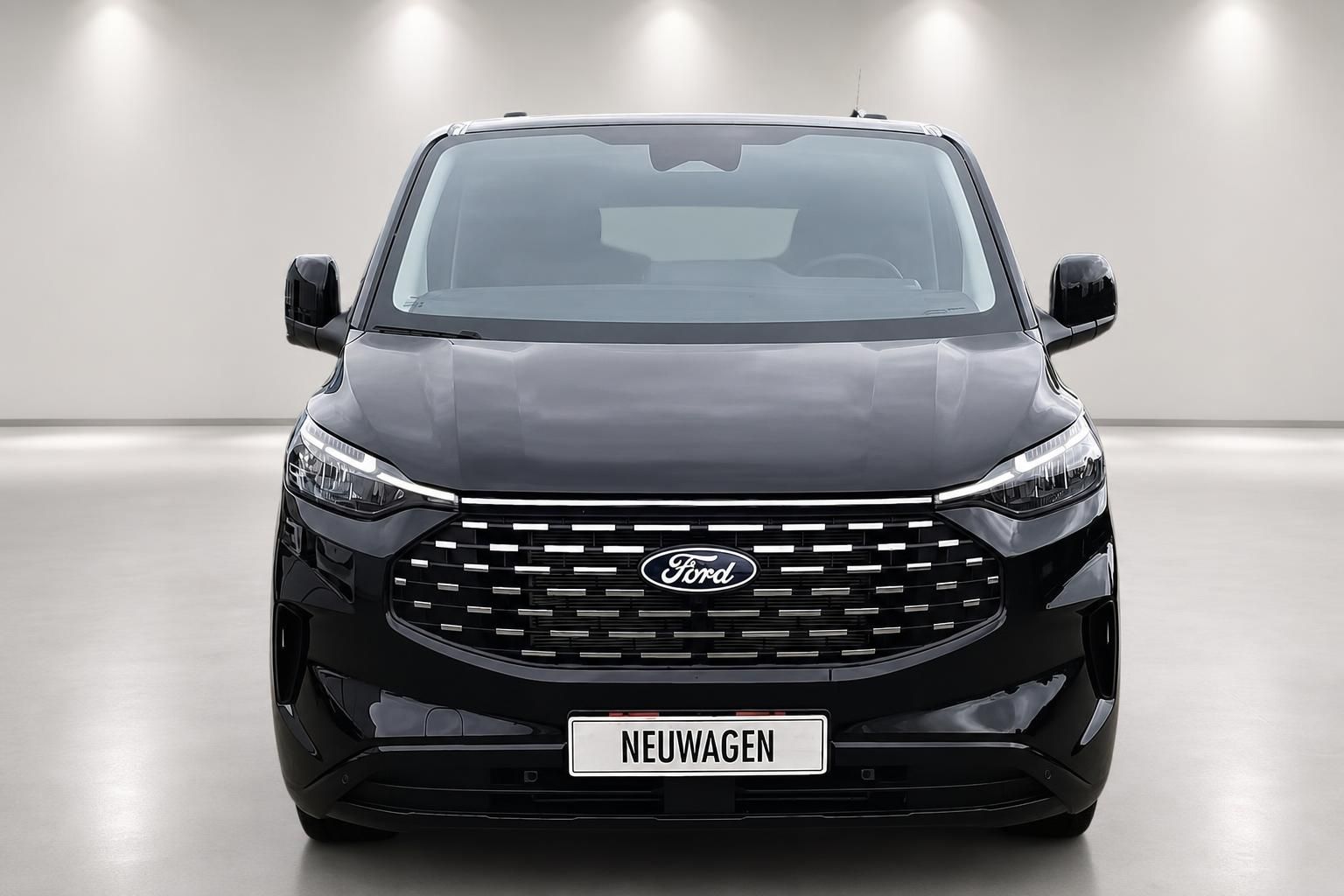 Ford Tourneo Custom schwarz Frontansicht Neuwagen im Studio