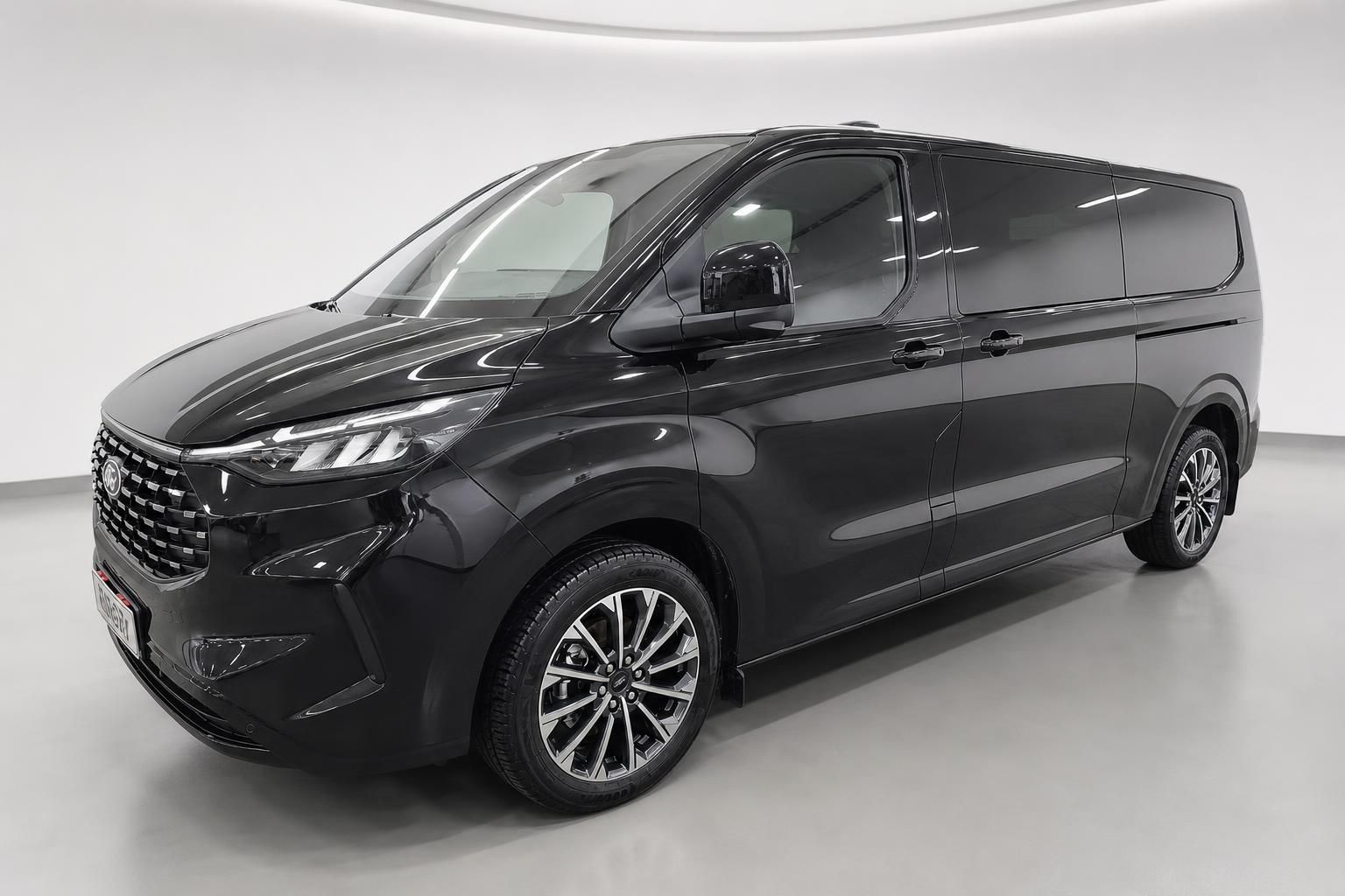 Ford Tourneo Custom schwarz Frontansicht schraeg im Autohaus