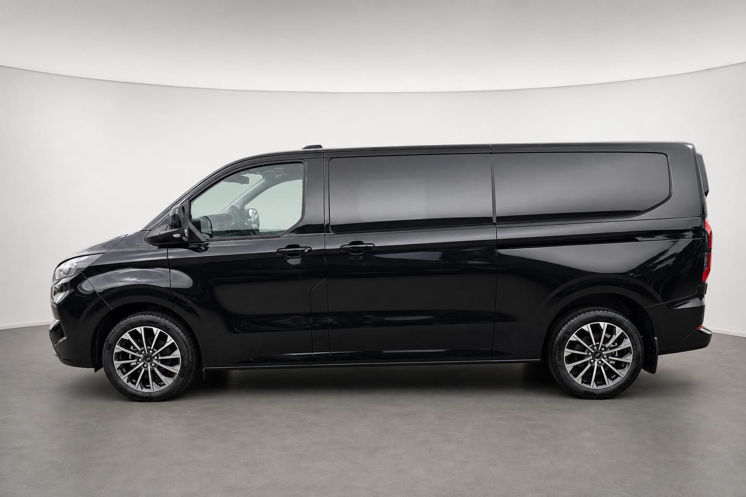 Ford Tourneo Custom schwarz Seitenansicht Van im Studio