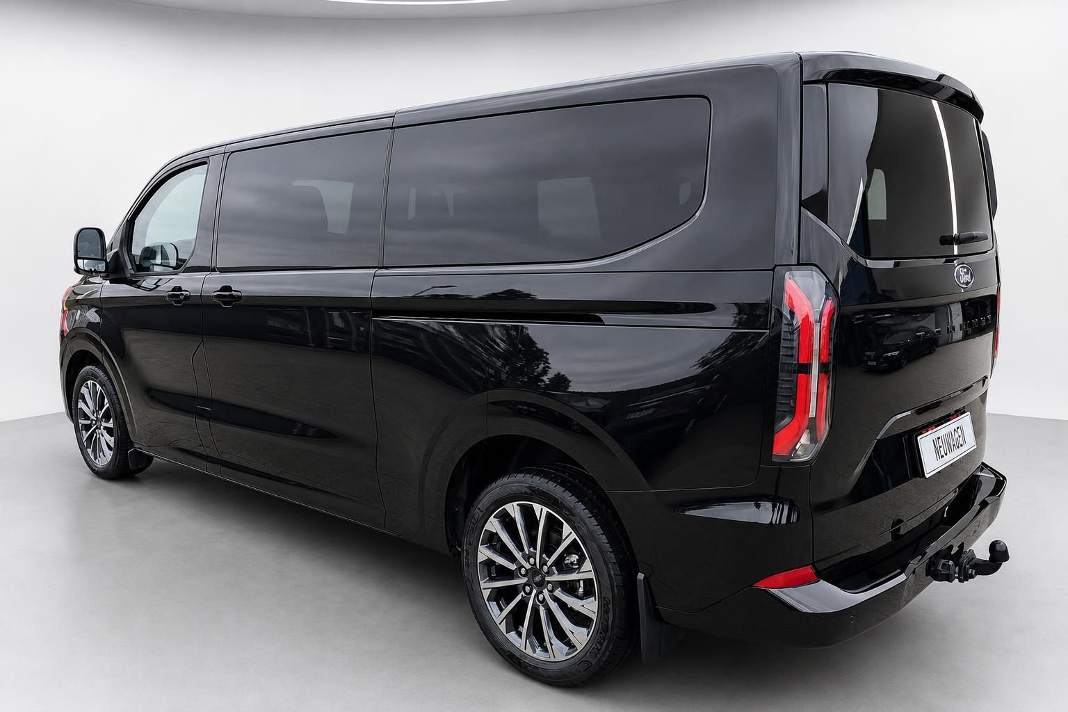 Ford Tourneo Custom schwarz Heckansicht mit Anhaengerkupplung