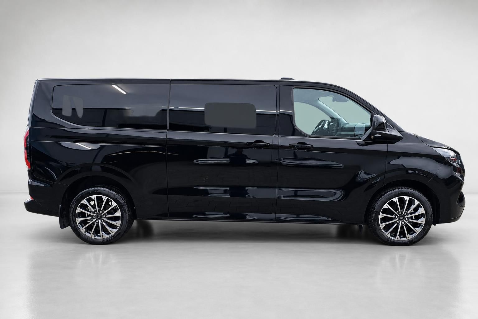 Ford Tourneo Custom schwarz Seitenansicht Van Studioaufnahme