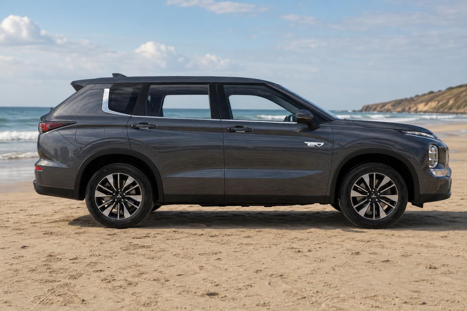 Mitsubishi Outlander PHEV Seitenansicht am Strand