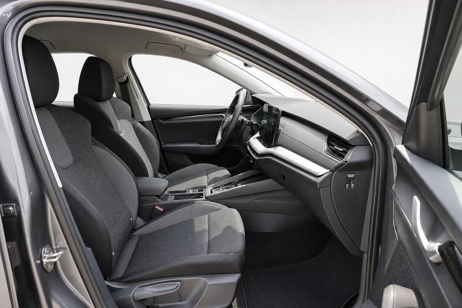 Skoda Innenraum mit Vordersitzen und Cockpit, Blick durch Fahrertuer