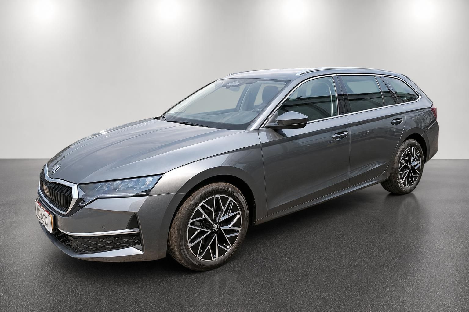 Skoda Octavia Combi grau metallic, Frontansicht seitlich im Studio