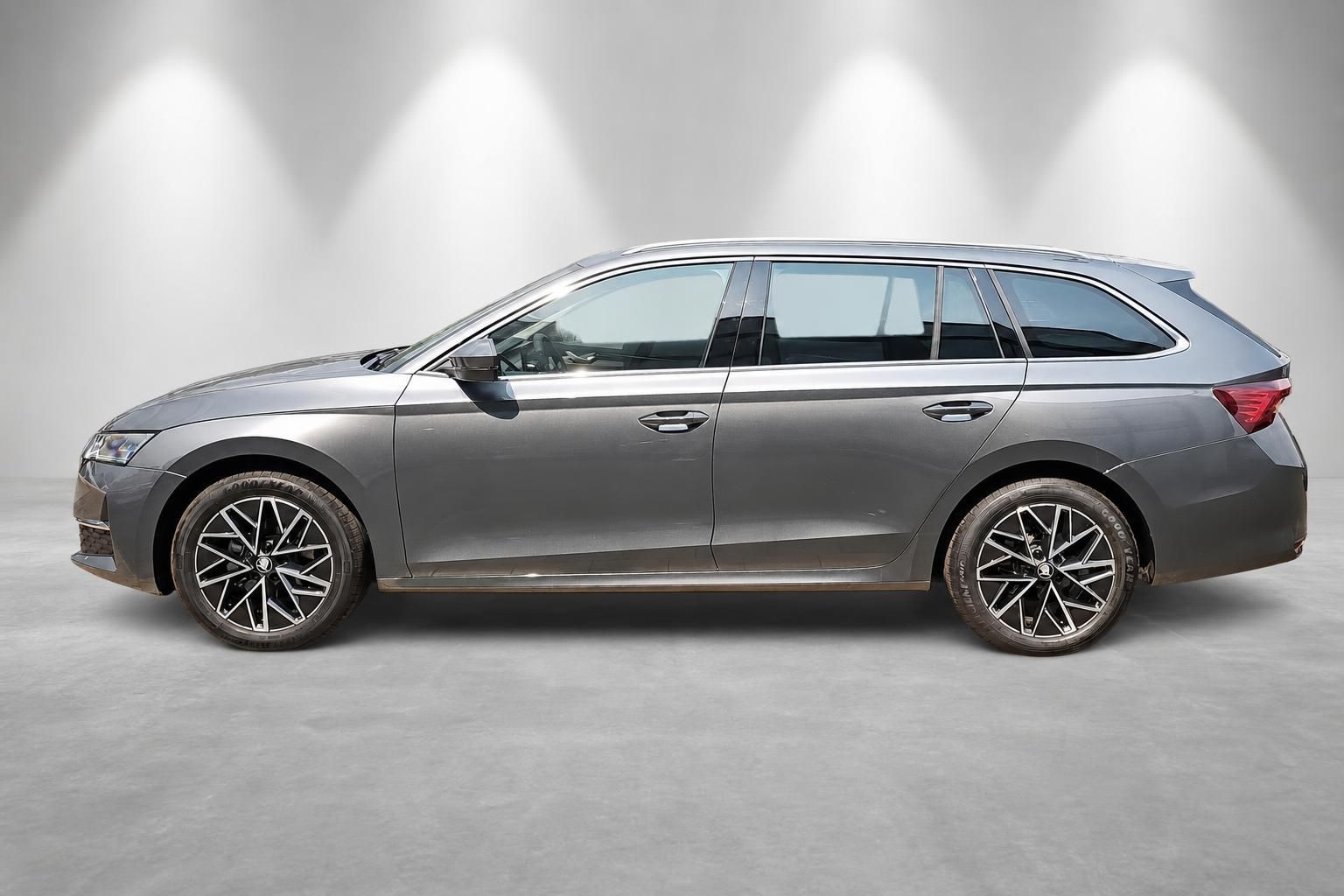 Skoda Octavia Combi grau, Seitenansicht komplett im Studio