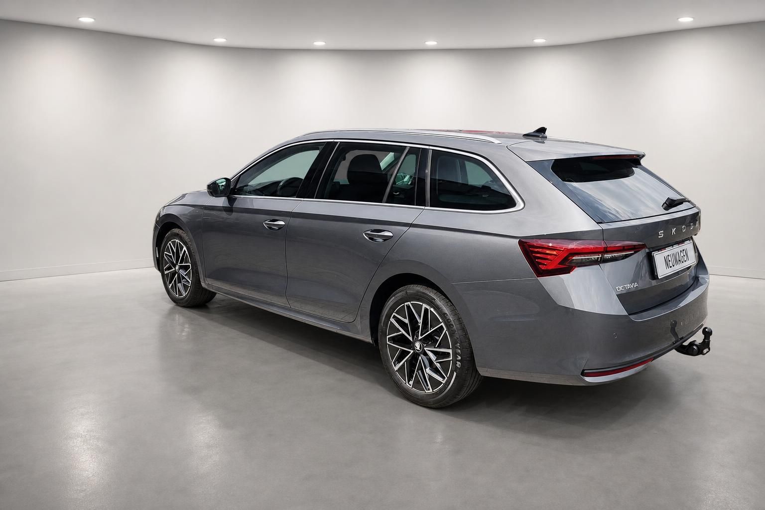 Skoda Octavia Combi grau, Heckansicht seitlich mit Anhängerkupplung