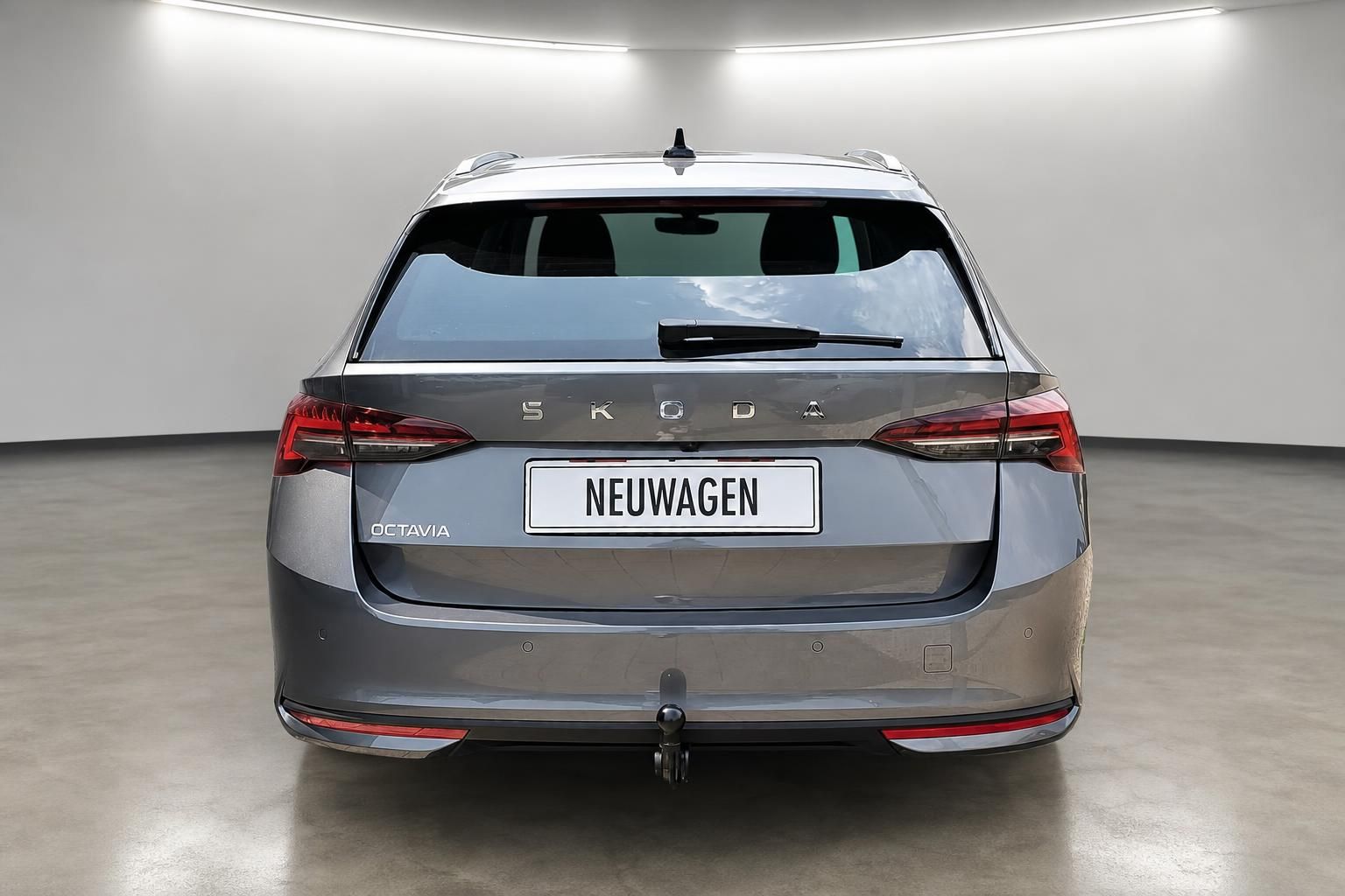 Skoda Octavia Combi grau Heckansicht frontal Studio