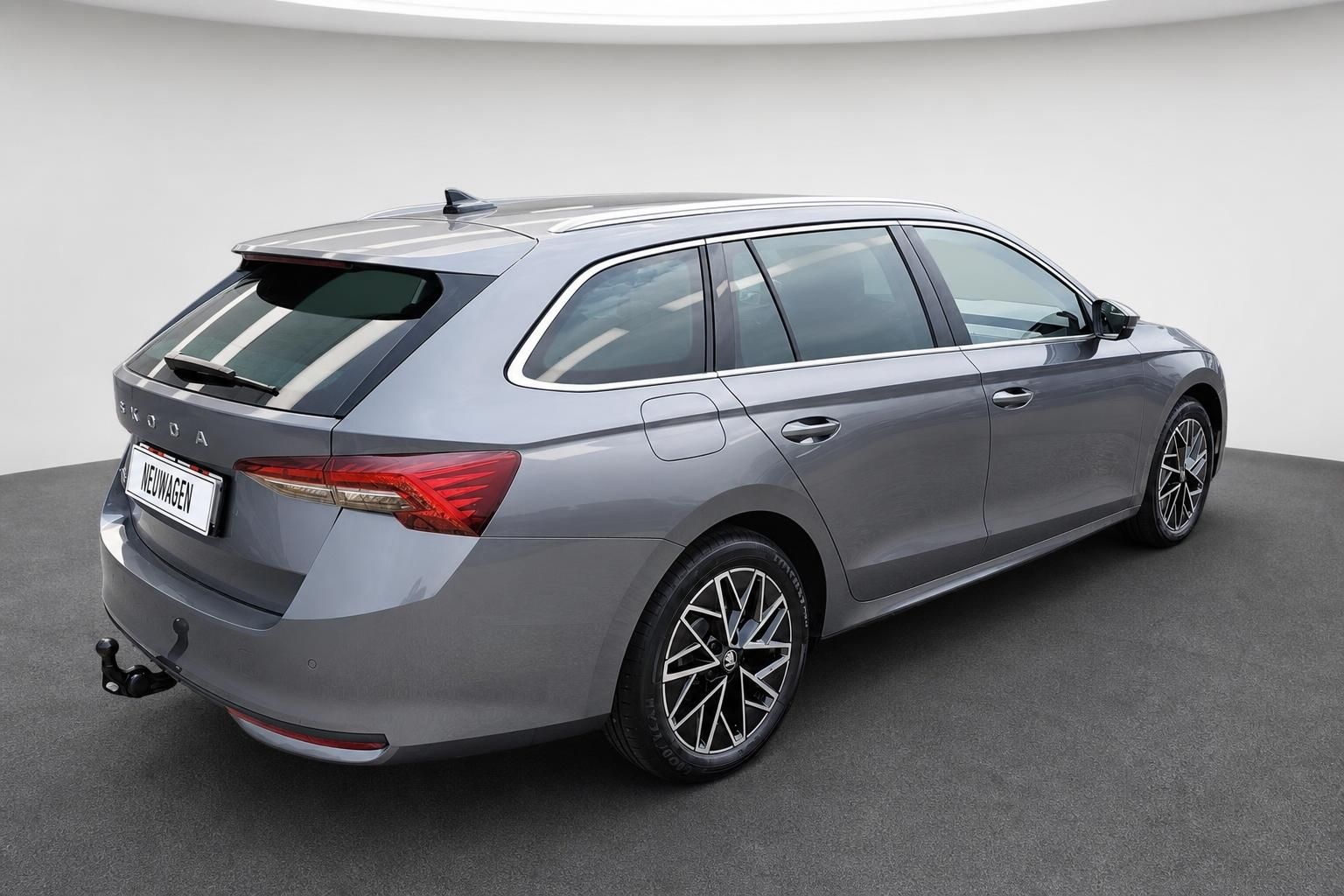 Skoda Octavia Combi grau Heckansicht mit Anhaengerkupplung