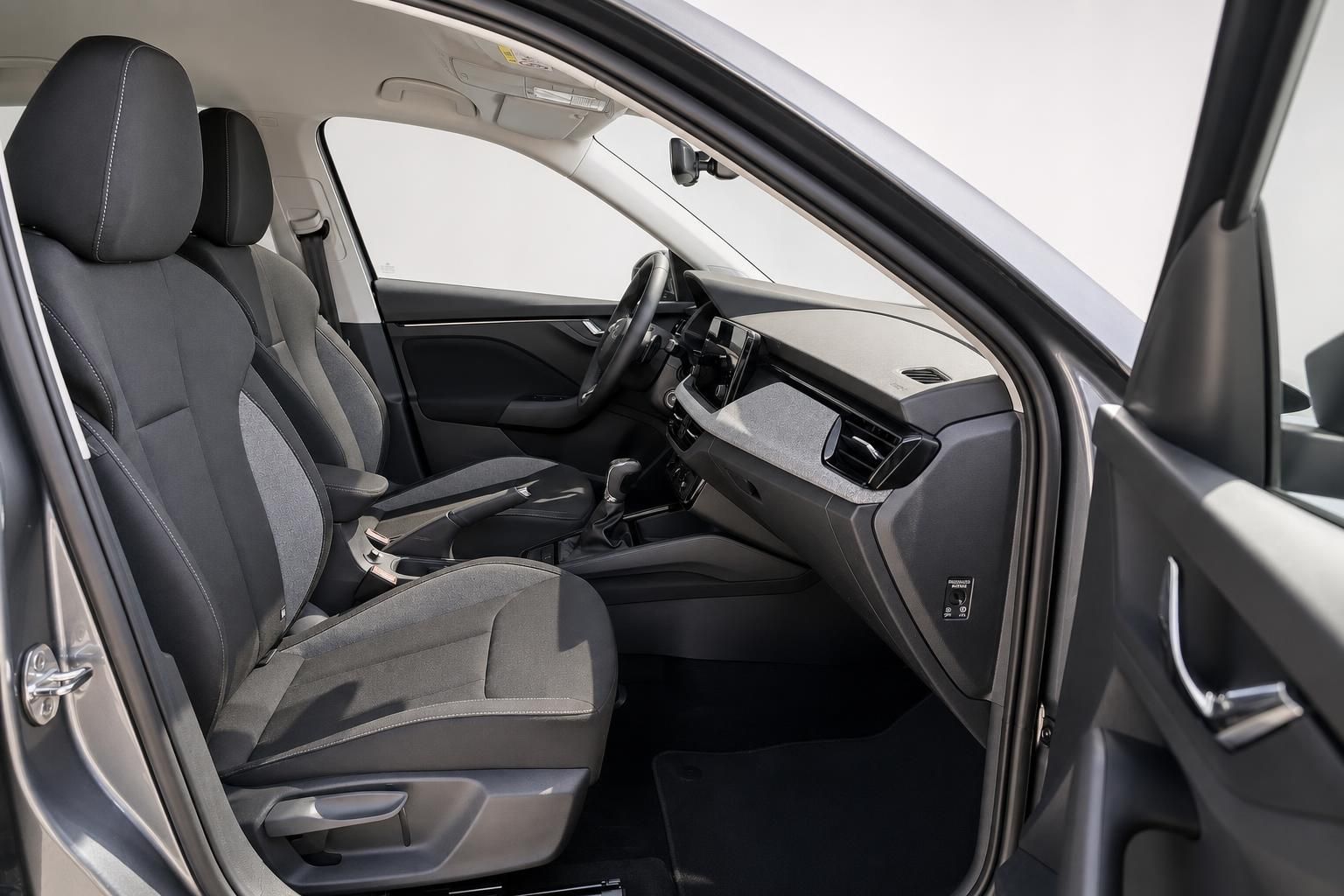 Skoda Fahrersitz und Cockpit durch geöffnete Fahrertür fotografiert