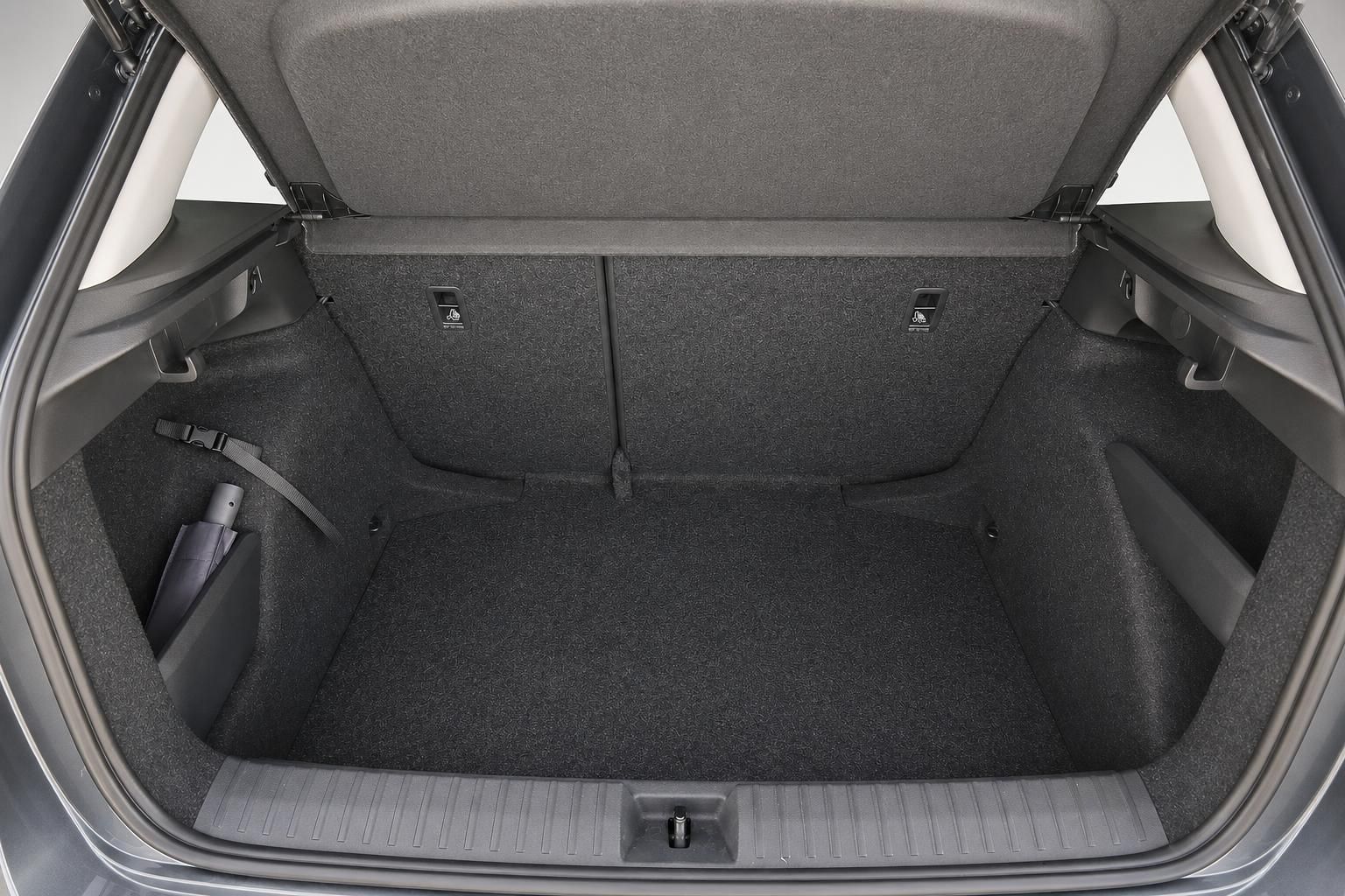 Skoda Kofferraum leer mit Blick auf Ladefläche und Verkleidung