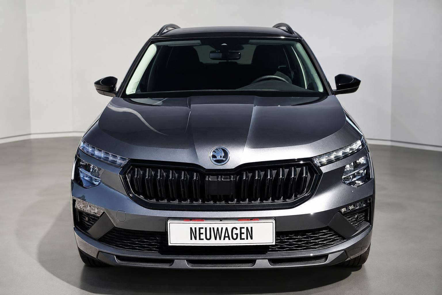 Skoda Kamiq Neuwagen Frontansicht in Grau metallic im Studio