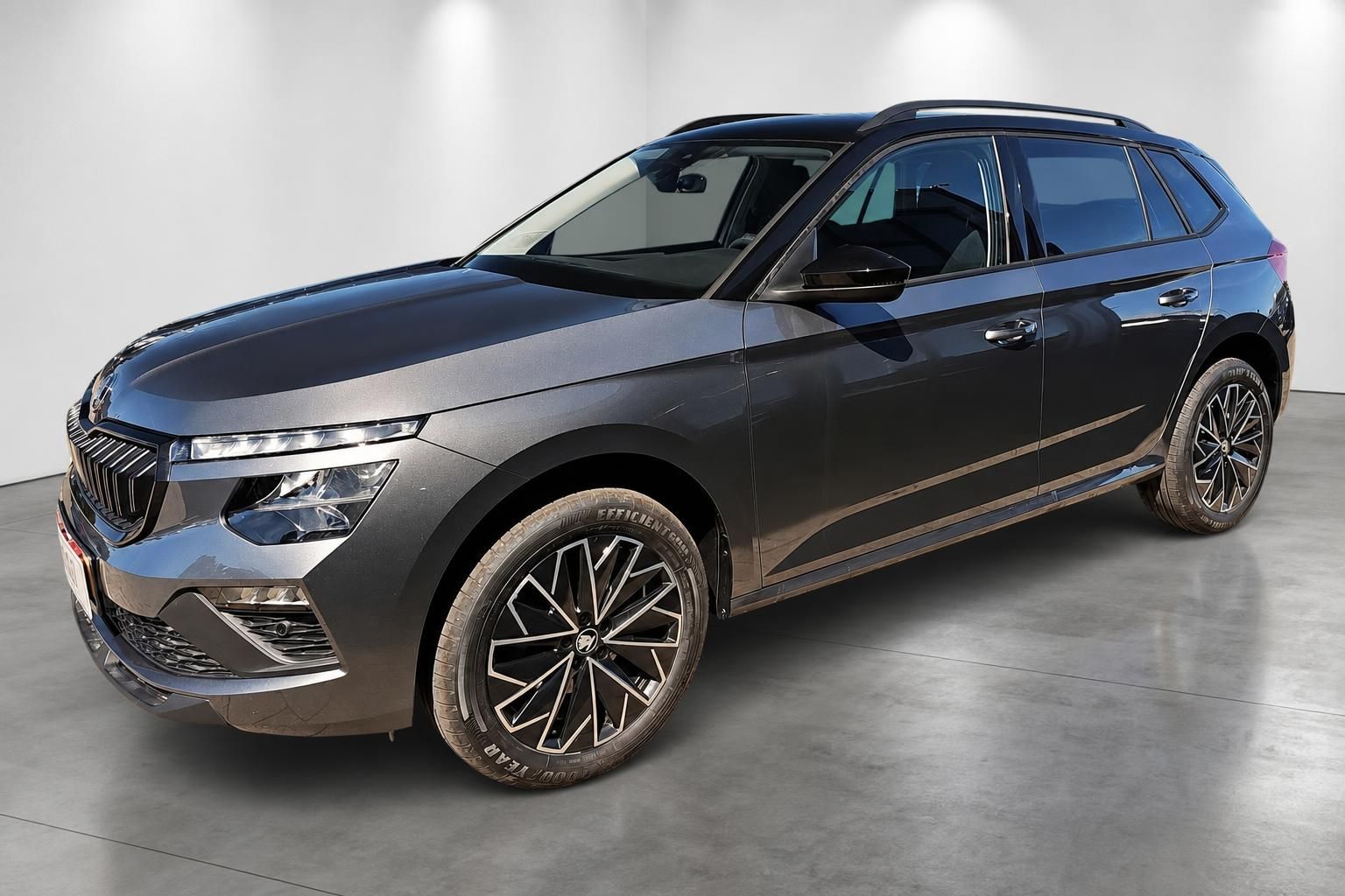 Škoda Kamiq grau-metallic Frontansicht seitlich im Studio