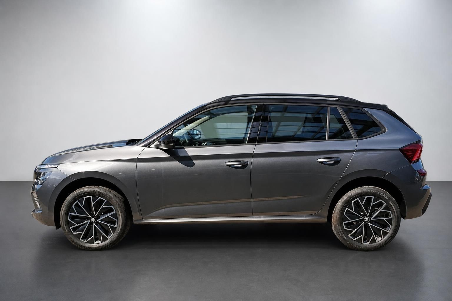 Skoda Kamiq Neuwagen Seitenansicht Grau mit Panoramadach