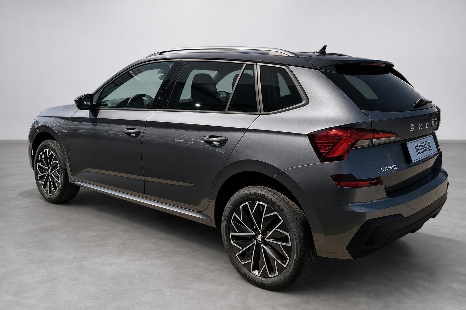Skoda Kamiq Neuwagen Heckschraegansicht in Grau metallic