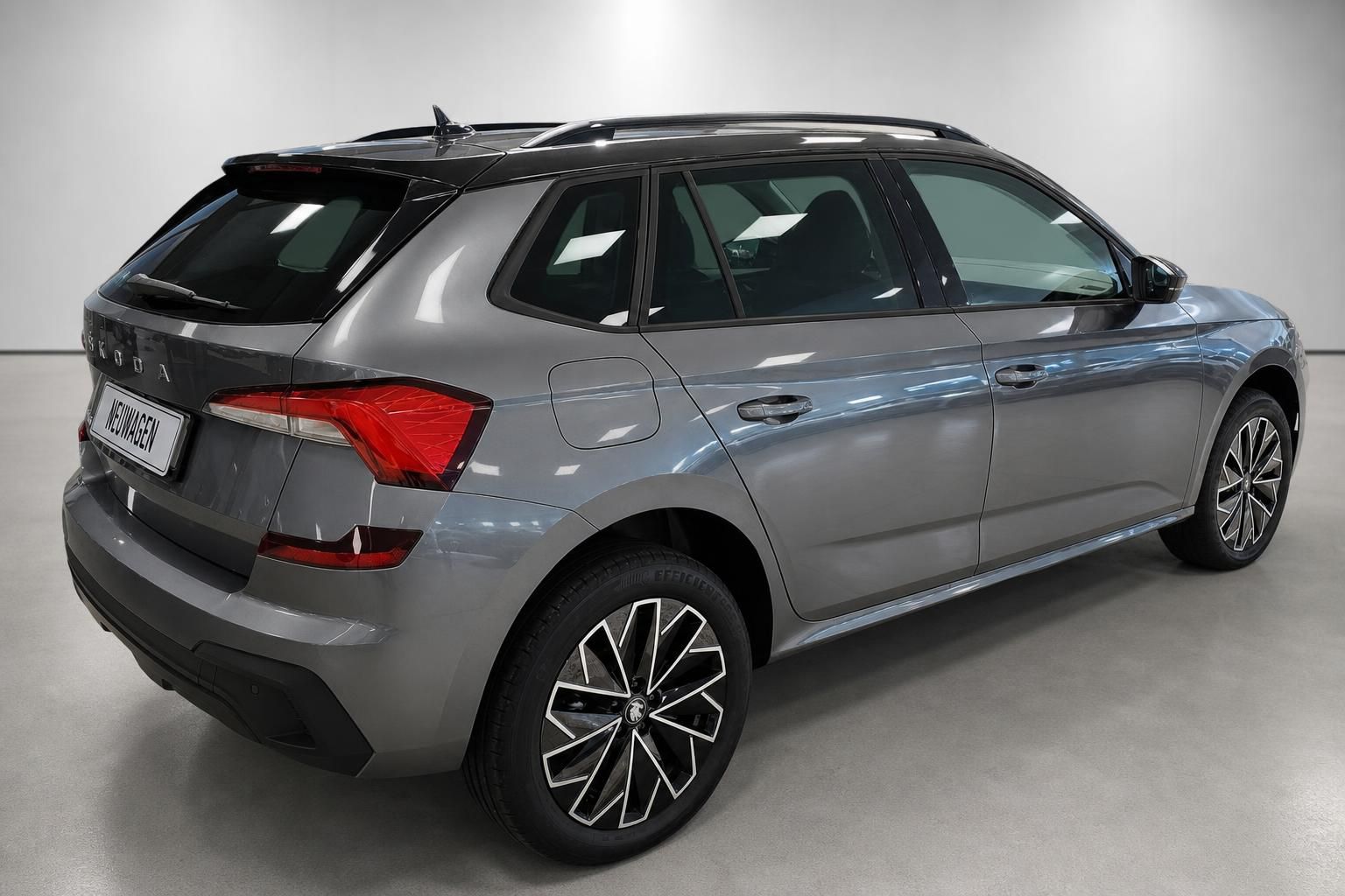 Škoda Kamiq grau Heckansicht seitlich mit Leichtmetallfelgen