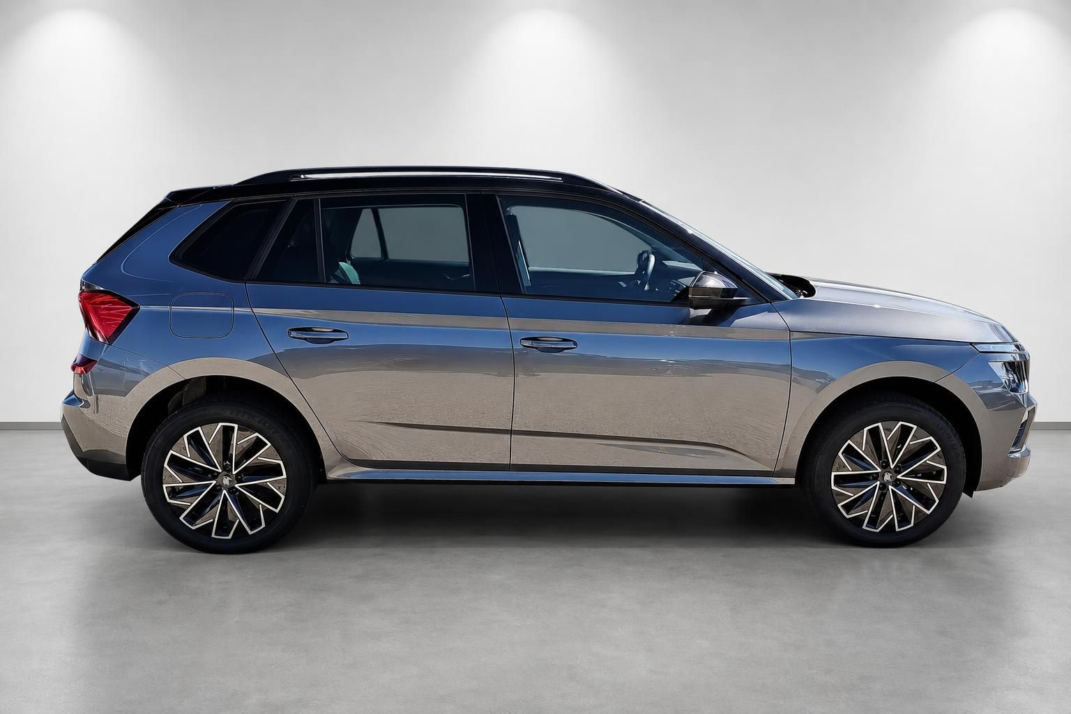 Škoda Kamiq Seitenansicht grau mit Panoramadach im Studio