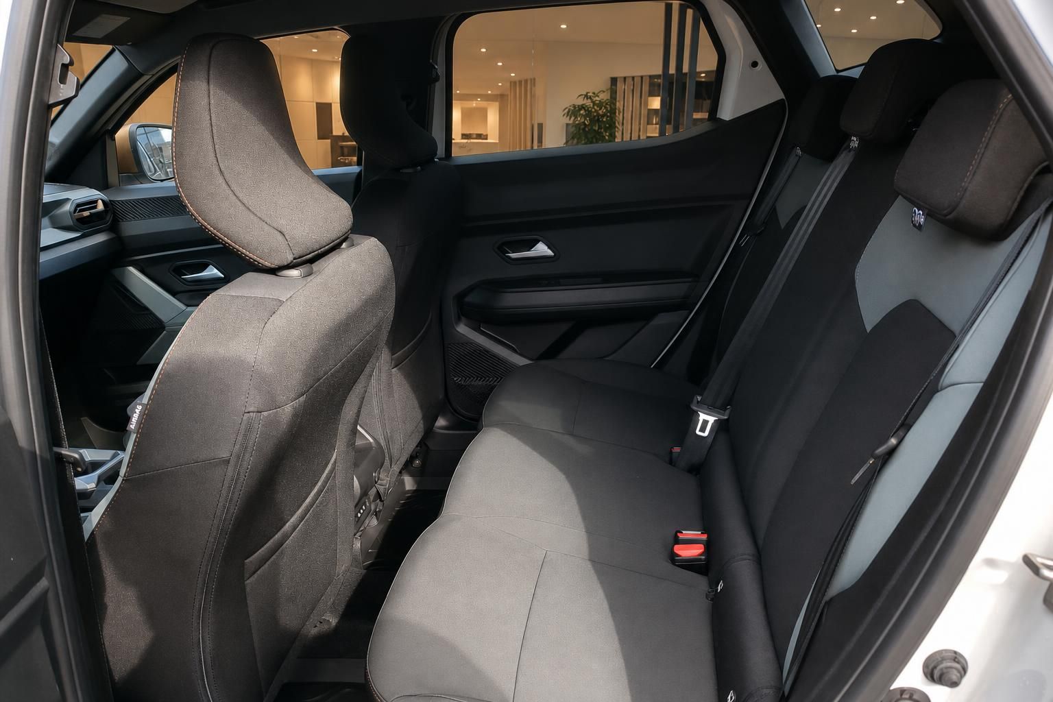 Dacia Duster Innenraum: Blick auf die Ruecksitzbank durch geoeffnete Tuer