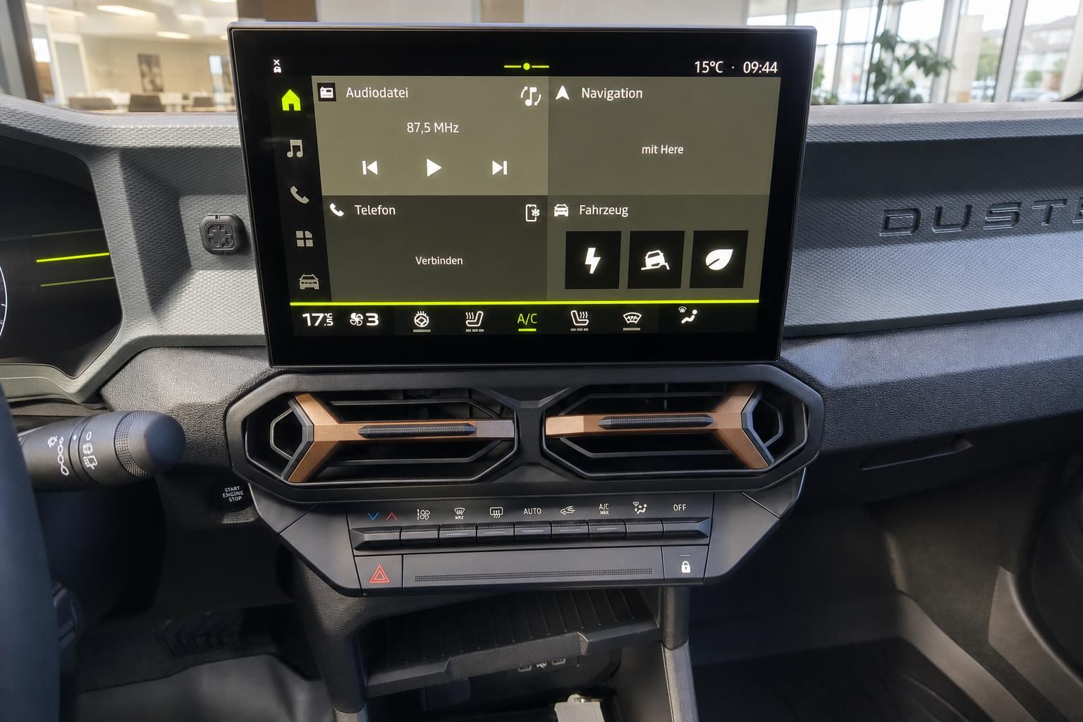 Dacia Duster Mittelkonsole mit Touchscreen Infotainment und Klimabedienung