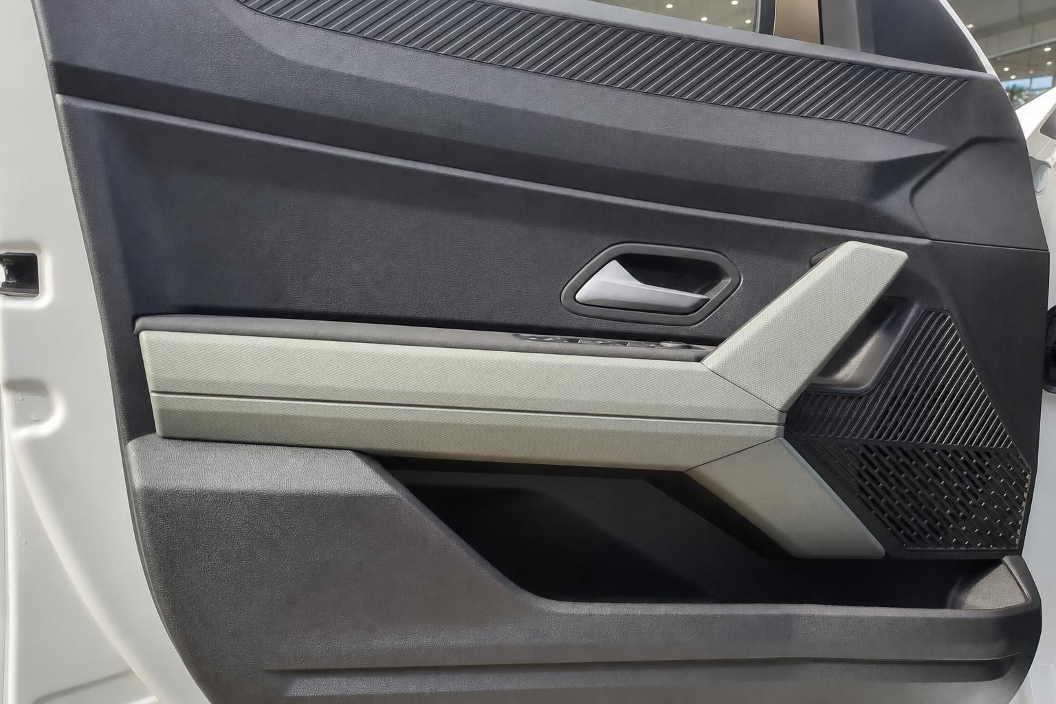 Dacia Duster Detailansicht der Tuerverkleidung mit Ablagefach