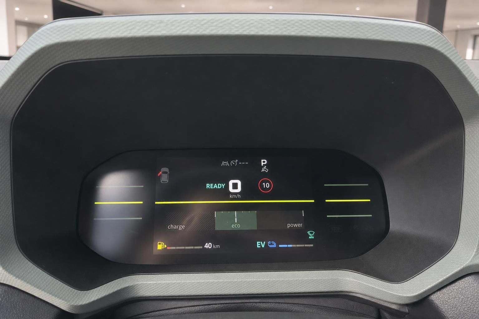 Digitales Kombiinstrument eines Elektrofahrzeugs mit Anzeige Ready und Ladestand