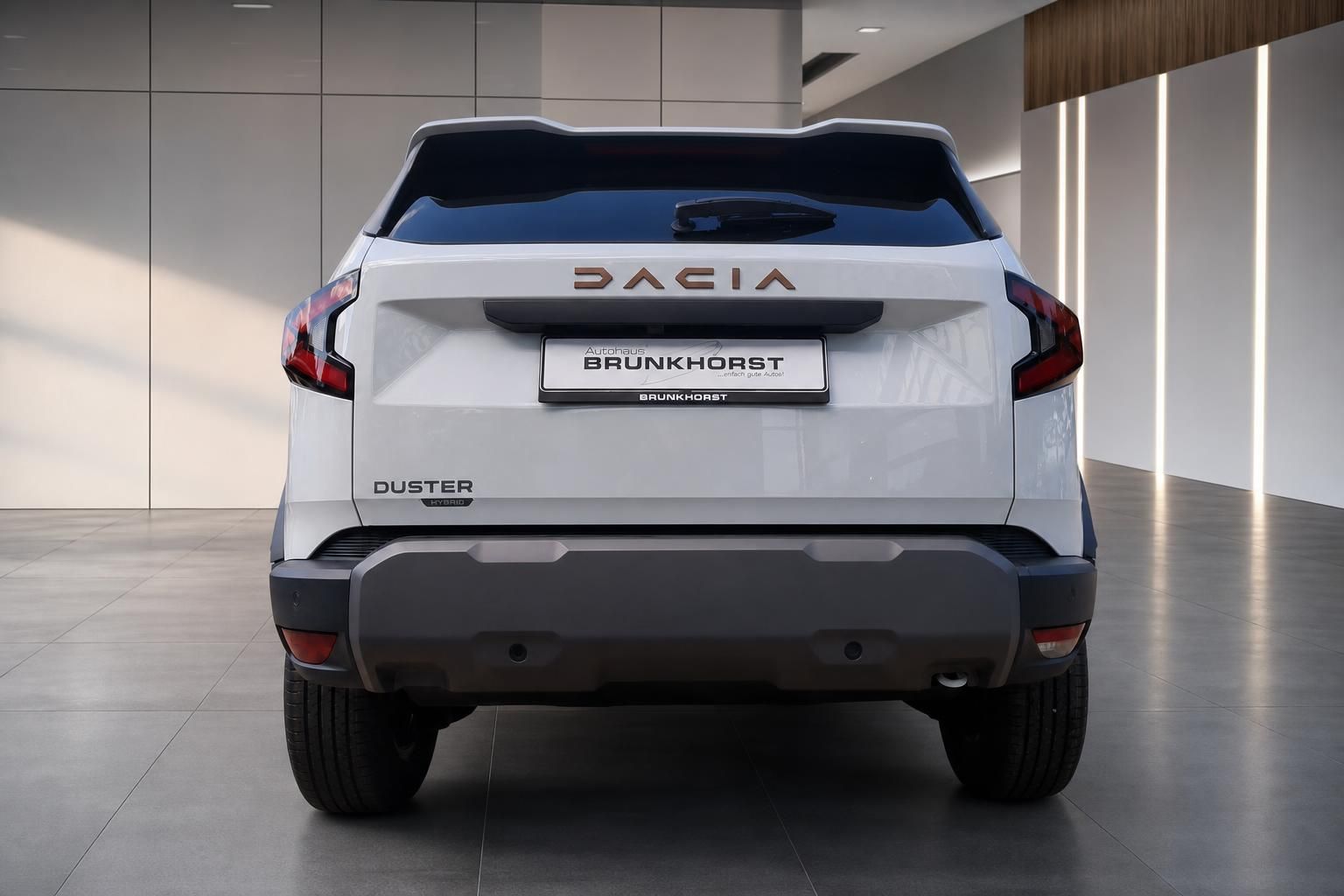 Dacia Duster Hybrid weiß, Heckansicht in der Fahrzeugausstellung